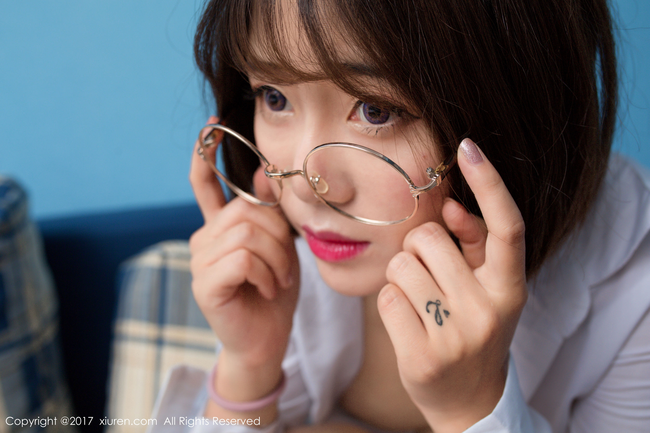 兜豆靓Youlina《小秘装、性感主妇装》 秀人网XIUREN No.678第4张