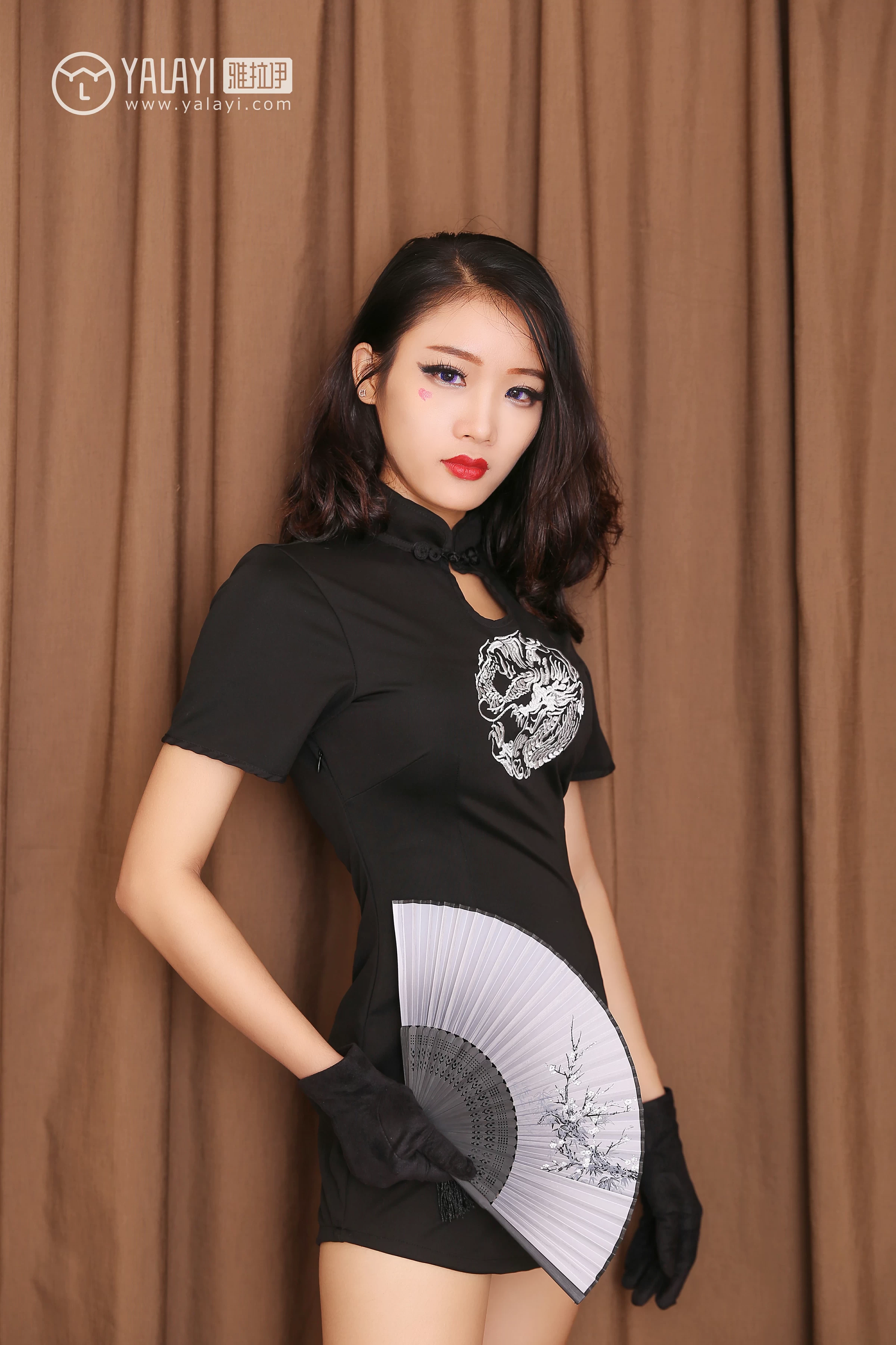 [YALAYI雅拉伊]NO.028 禁欲系旗袍 兔洱 黑色紧身旗袍加肉色丝袜美腿性感私房写真集第1张