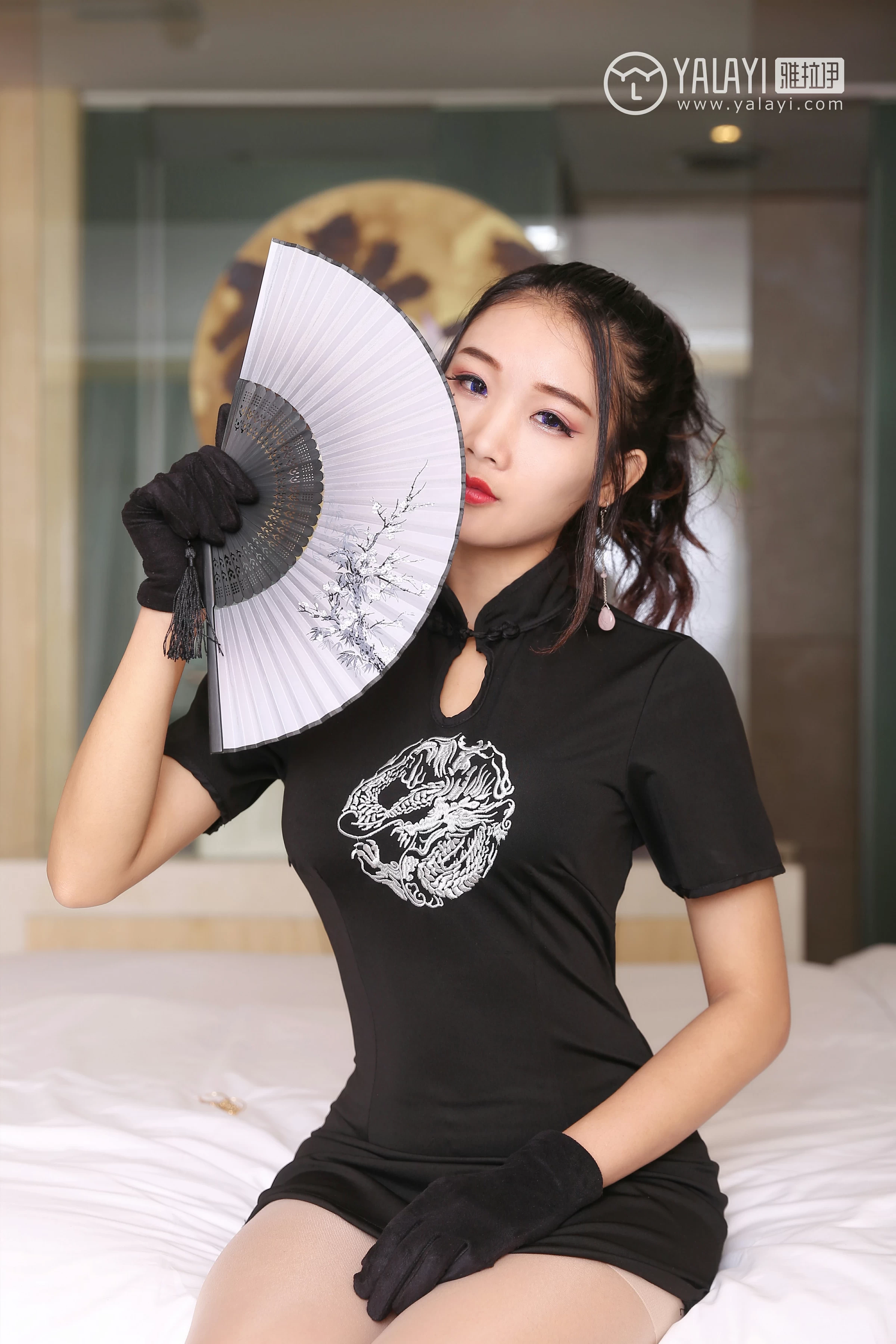 [YALAYI雅拉伊]NO.028 禁欲系旗袍 兔洱 黑色紧身旗袍加肉色丝袜美腿性感私房写真集第12张