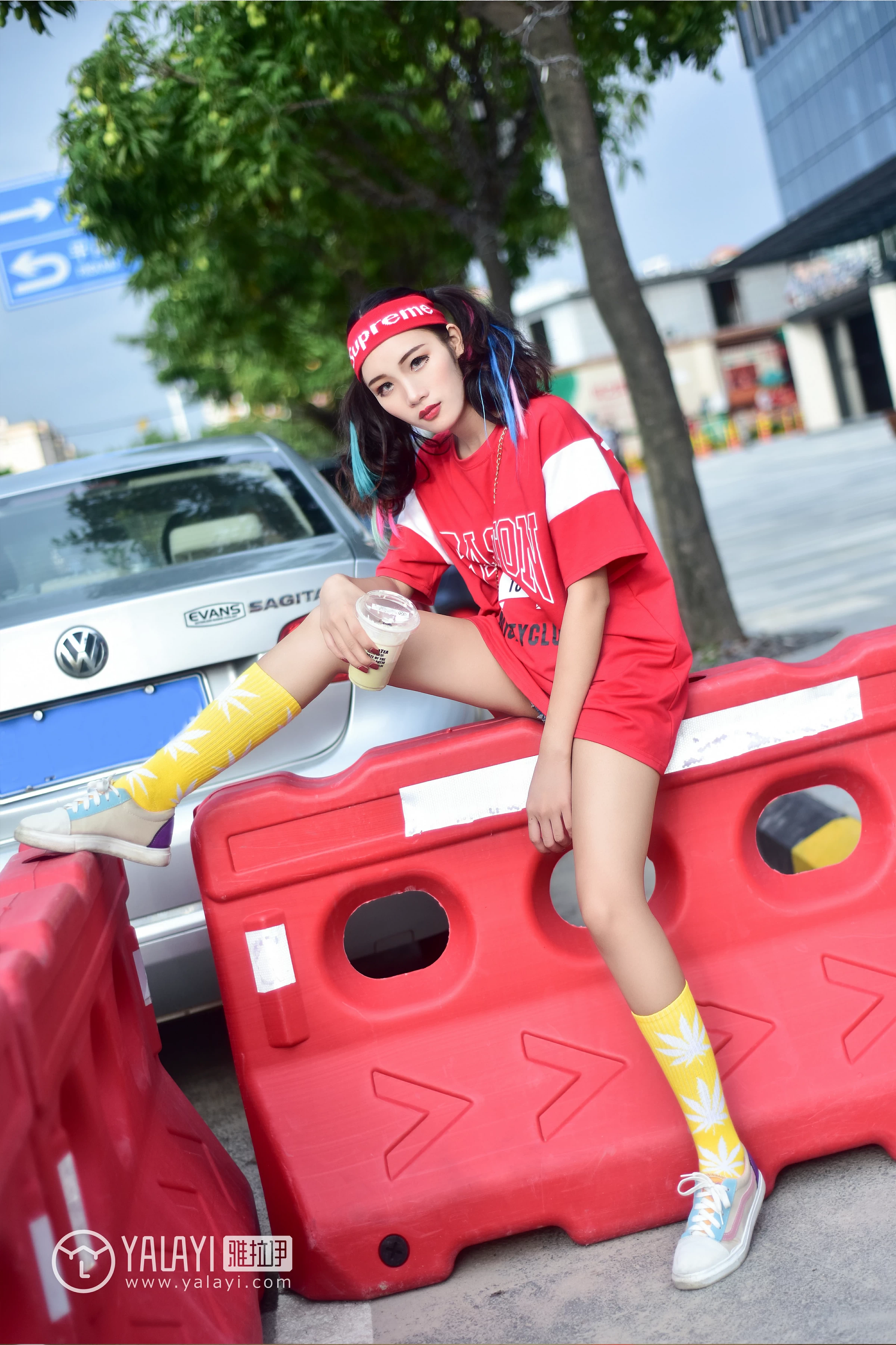 [YALAYI雅拉伊]NO.031 周末时光 兔洱 红色短袖加牛仔热裤性感私房写真集第7张