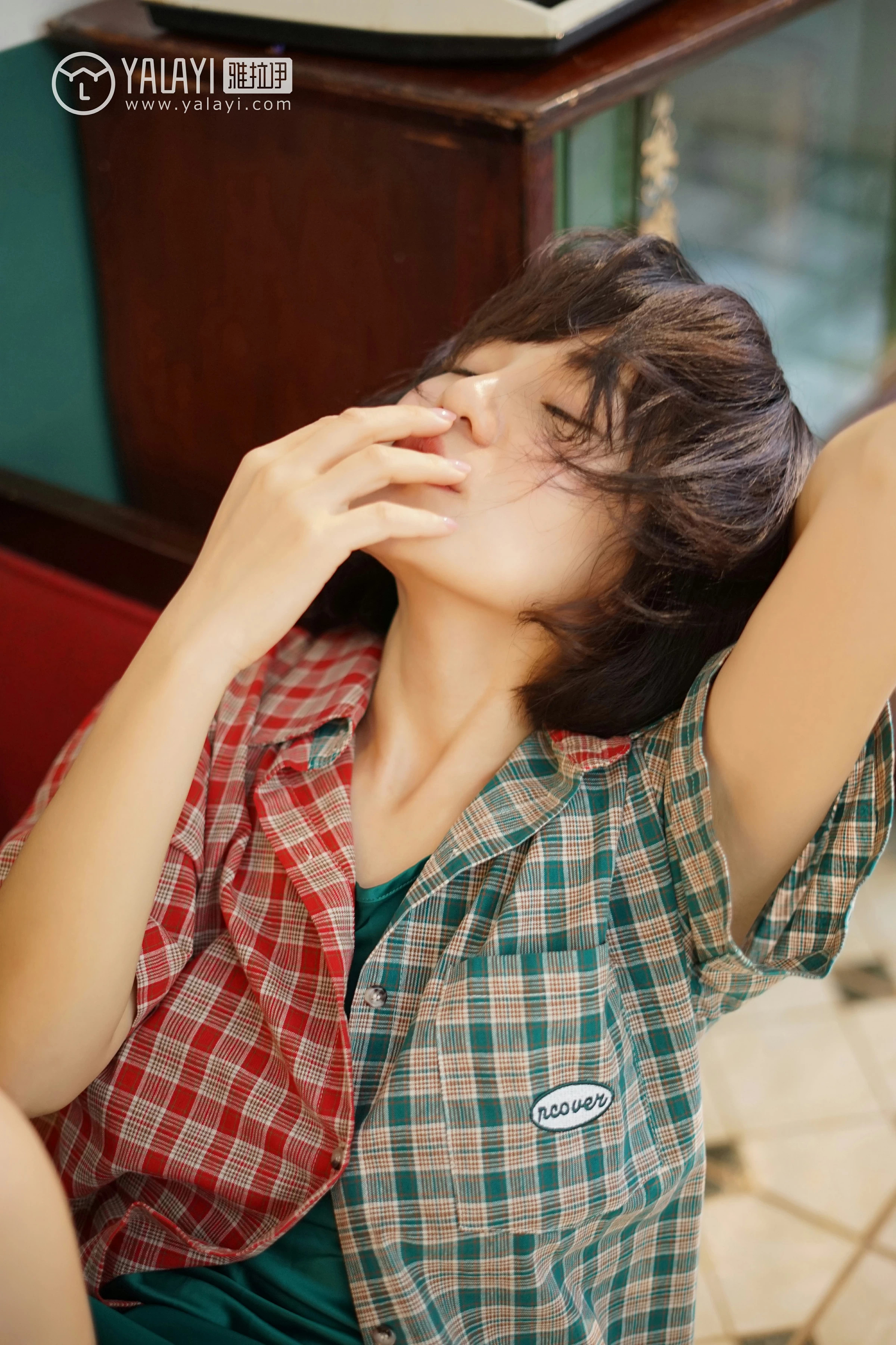 [YALAYI雅拉伊]NO.033 堕落天使 多香子 红色衬衫加吊带睡衣性感私房写真集第9张