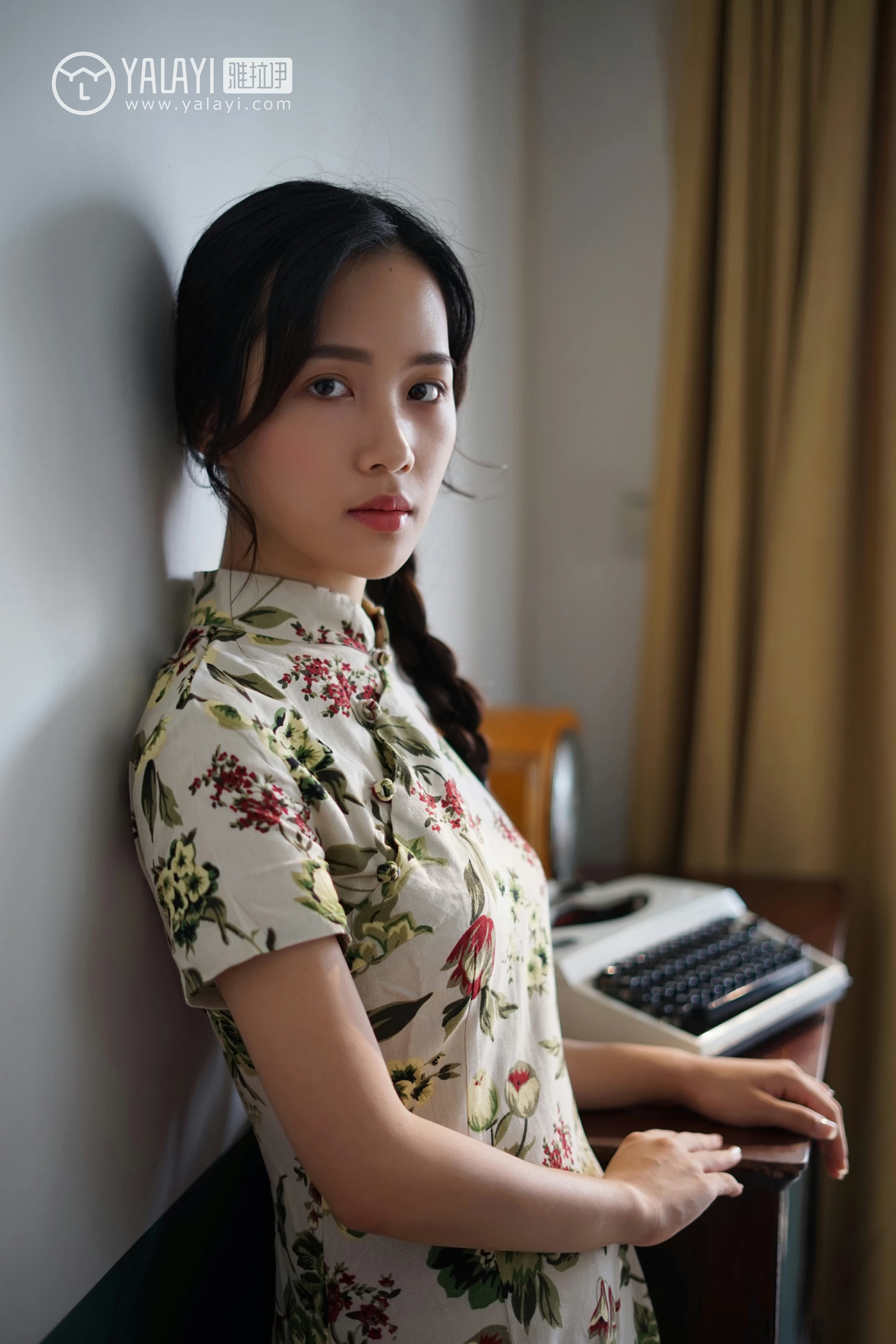 [YALAYI雅拉伊]NO.034 初见 卡柔 白色紧身旗袍与黑色吊带连衣裙性感私房写真集第5张