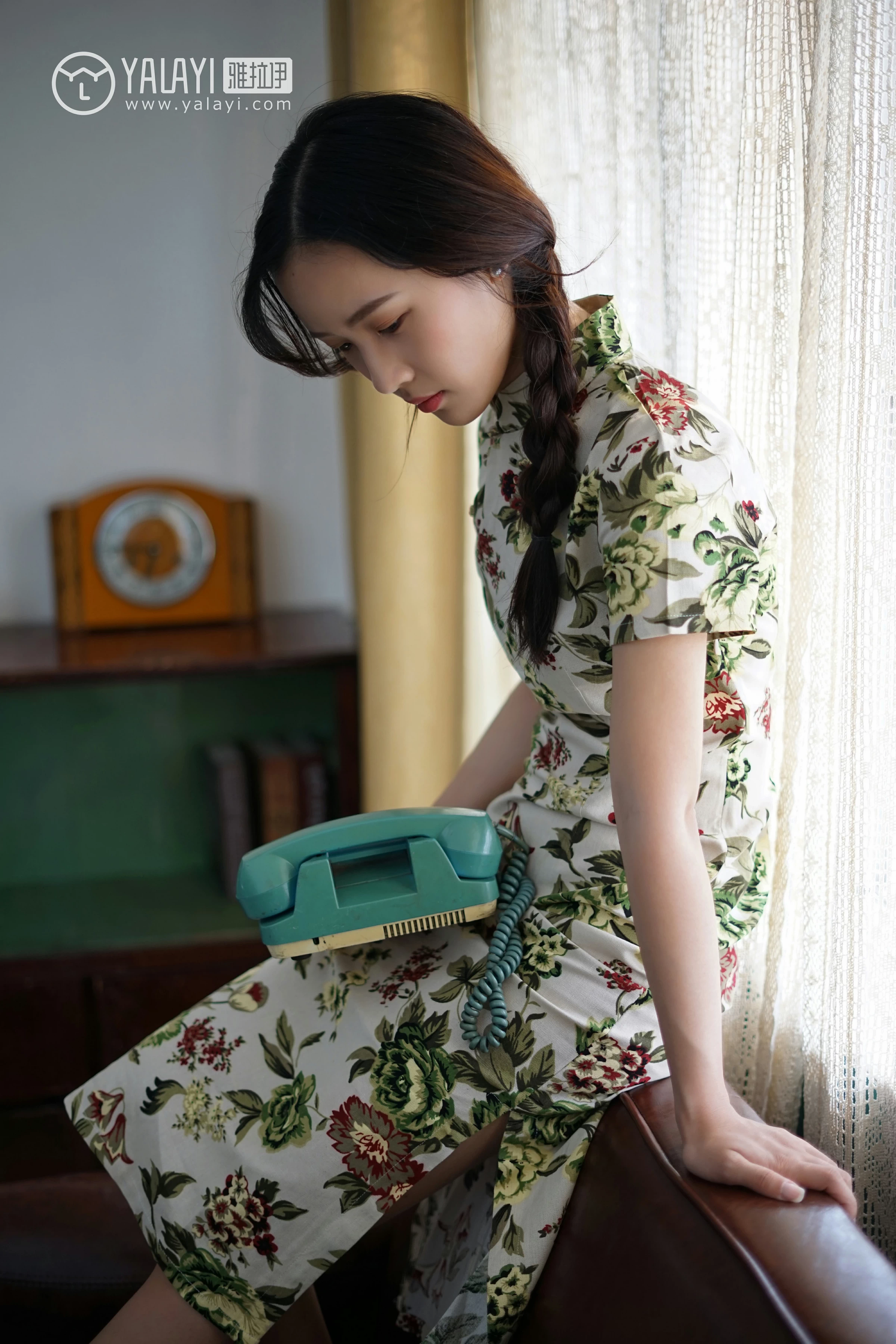 [YALAYI雅拉伊]NO.034 初见 卡柔 白色紧身旗袍与黑色吊带连衣裙性感私房写真集第2张