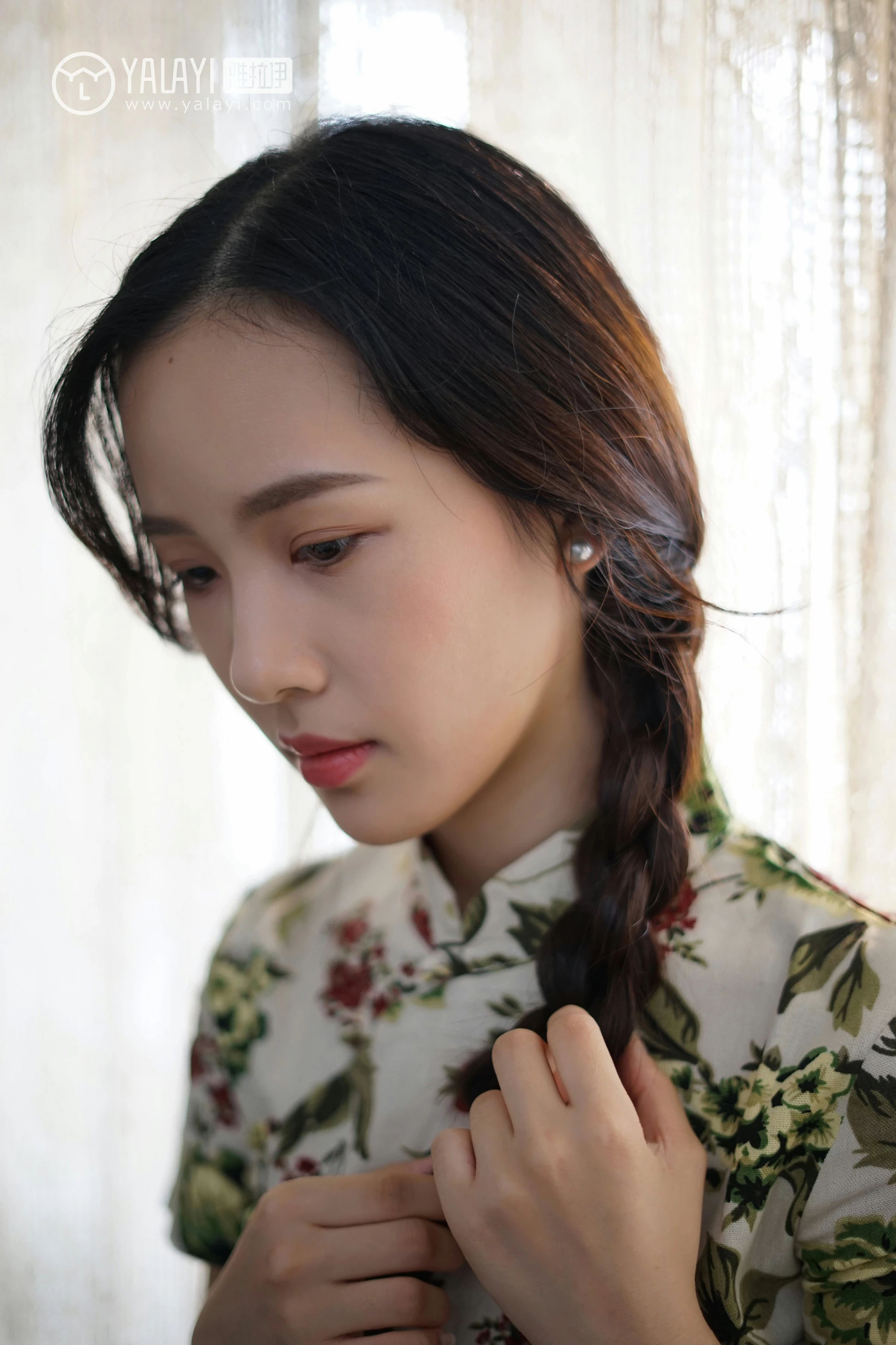 [YALAYI雅拉伊]NO.034 初见 卡柔 白色紧身旗袍与黑色吊带连衣裙性感私房写真集第2张