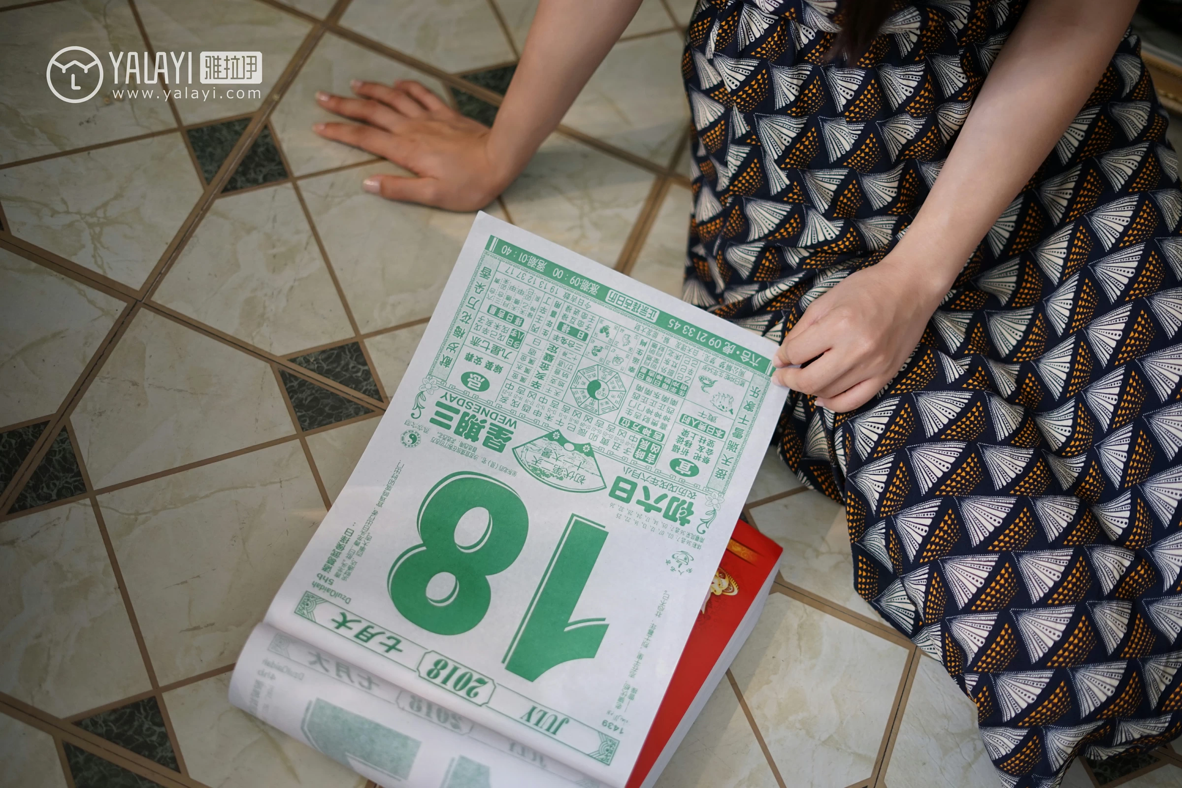 [YALAYI雅拉伊]NO.034 初见 卡柔 白色紧身旗袍与黑色吊带连衣裙性感私房写真集第10张