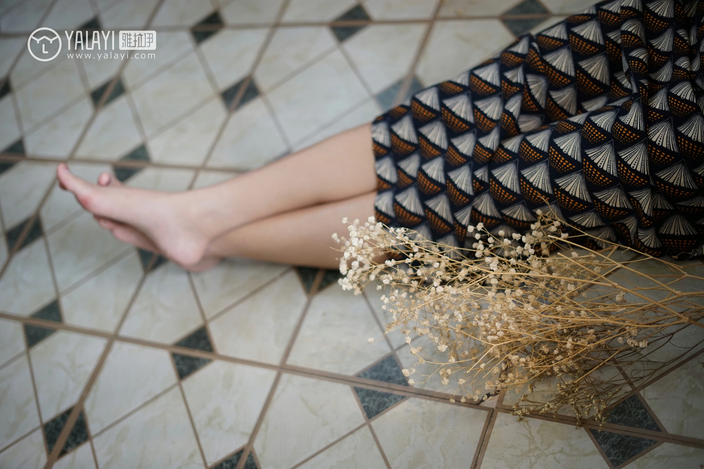 [YALAYI雅拉伊]NO.034 初见 卡柔 白色紧身旗袍与黑色吊带连衣裙性感私房写真集第12张