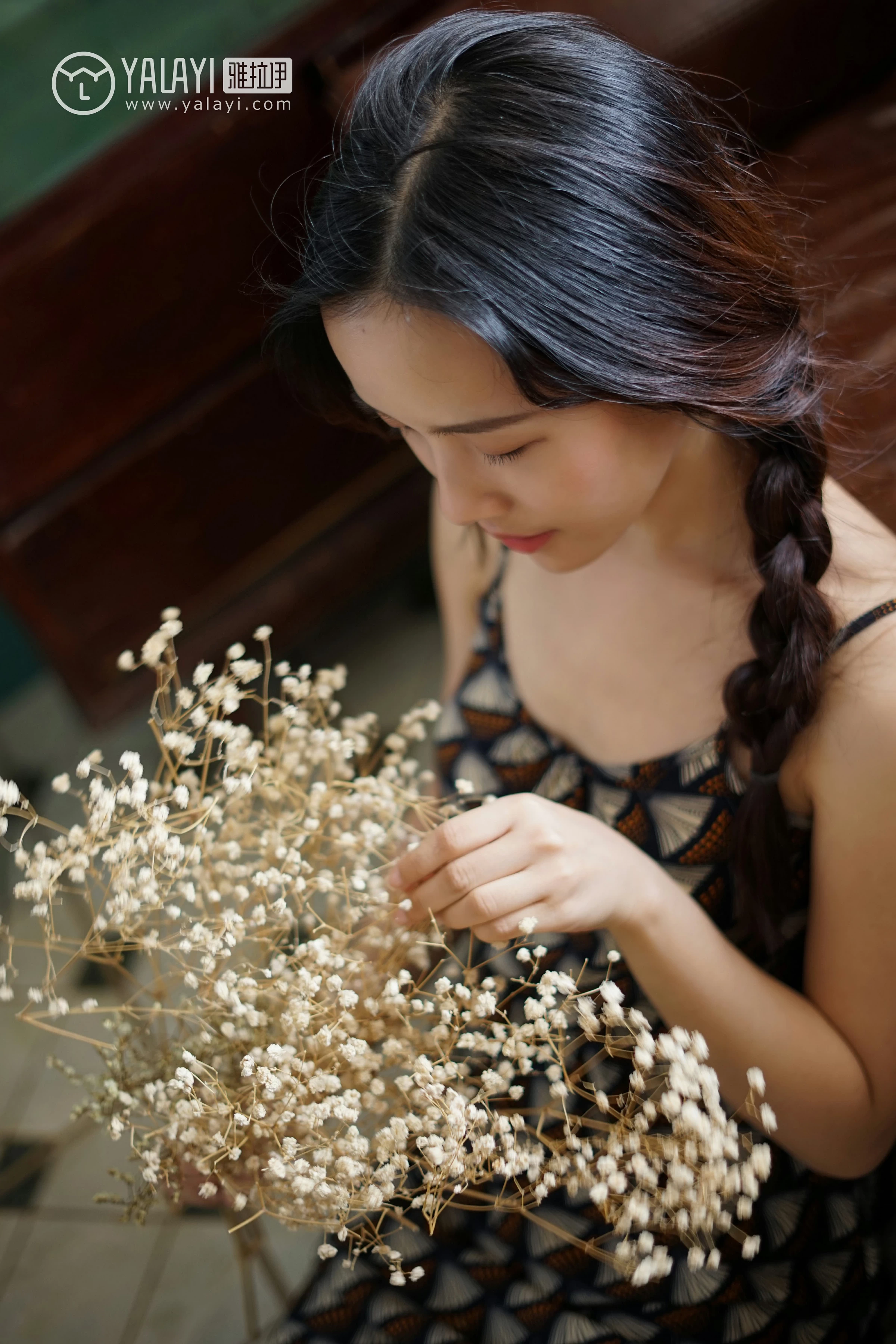 [YALAYI雅拉伊]NO.034 初见 卡柔 白色紧身旗袍与黑色吊带连衣裙性感私房写真集第12张