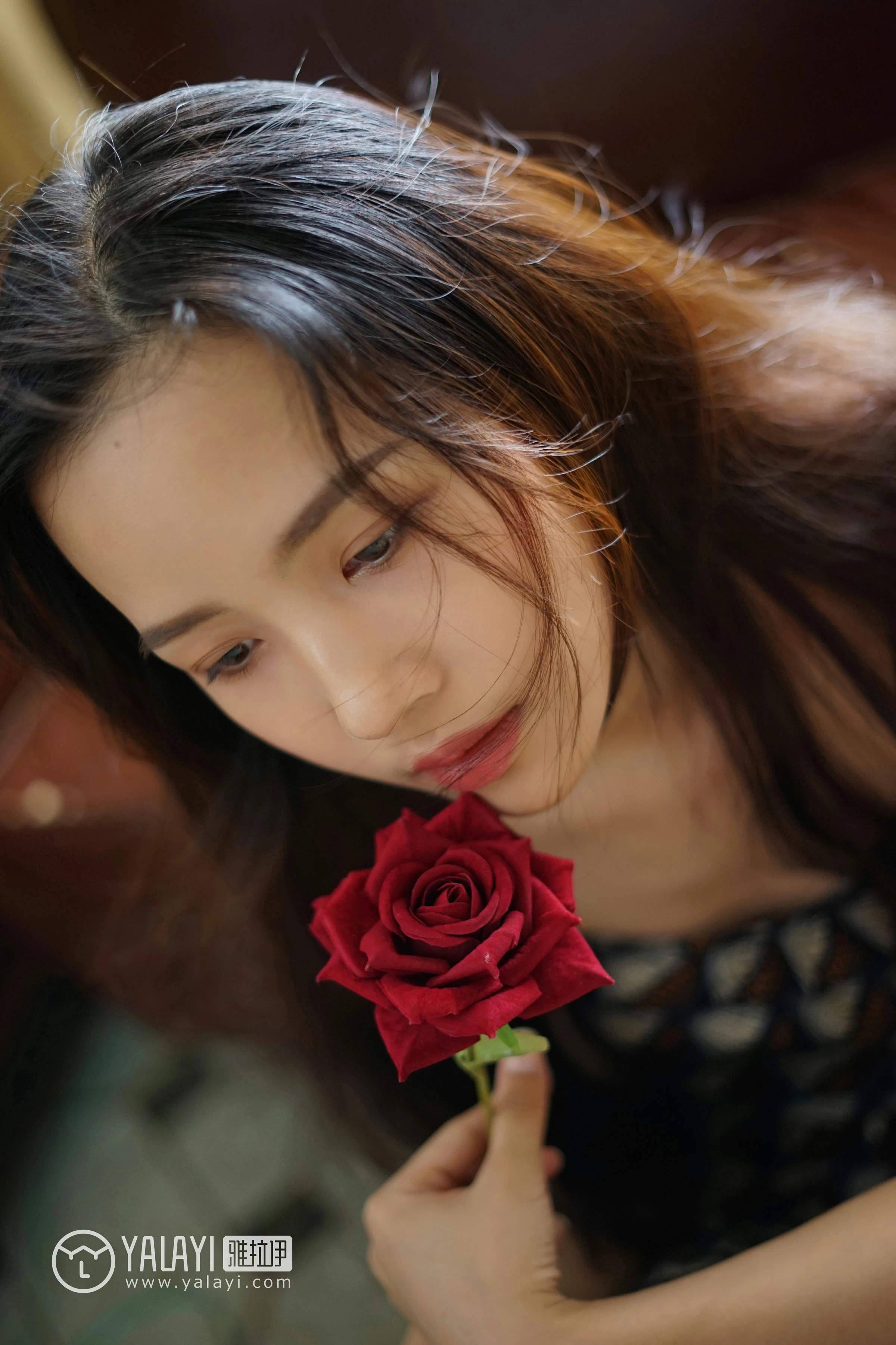 [YALAYI雅拉伊]NO.034 初见 卡柔 白色紧身旗袍与黑色吊带连衣裙性感私房写真集第16张