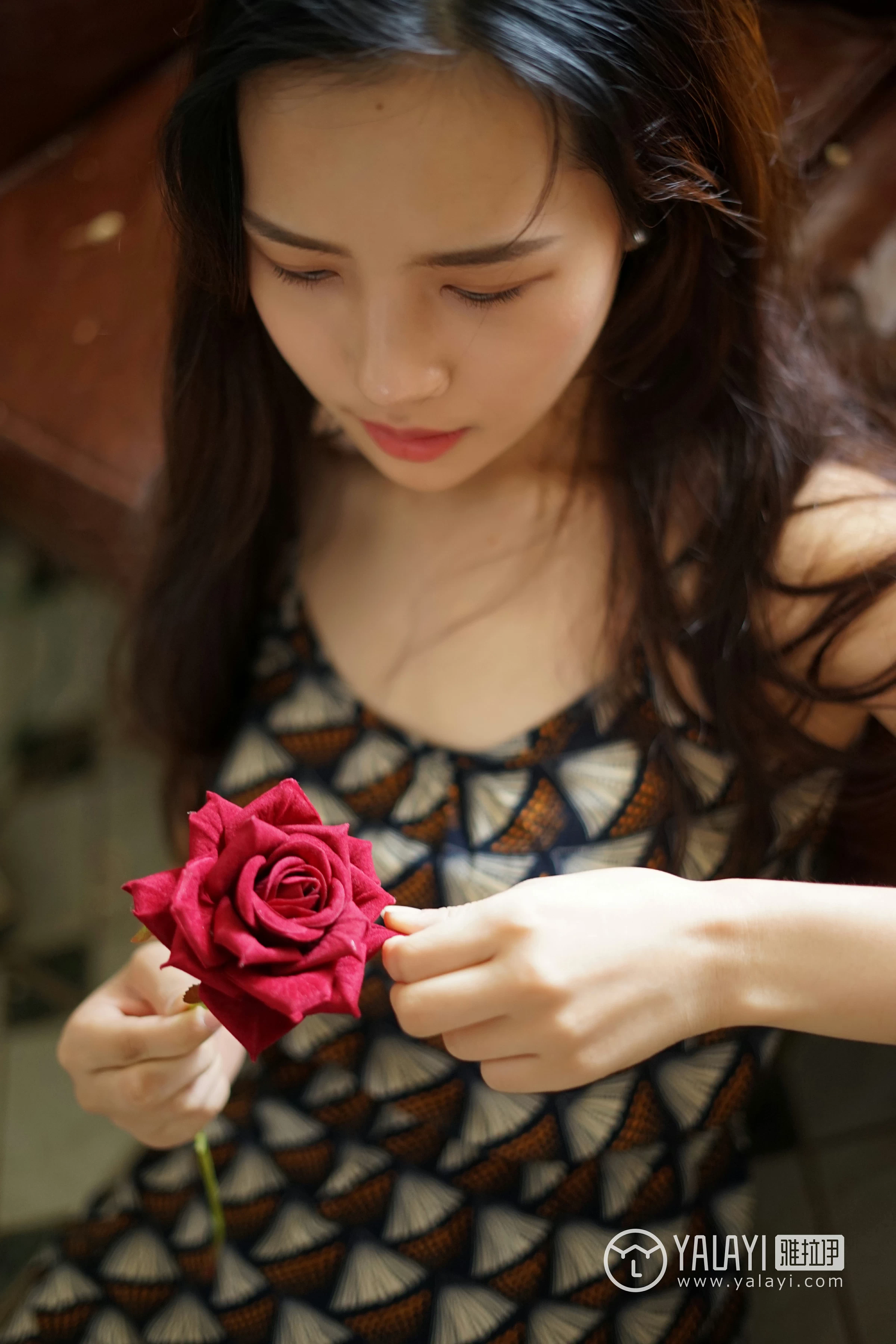 [YALAYI雅拉伊]NO.034 初见 卡柔 白色紧身旗袍与黑色吊带连衣裙性感私房写真集第16张