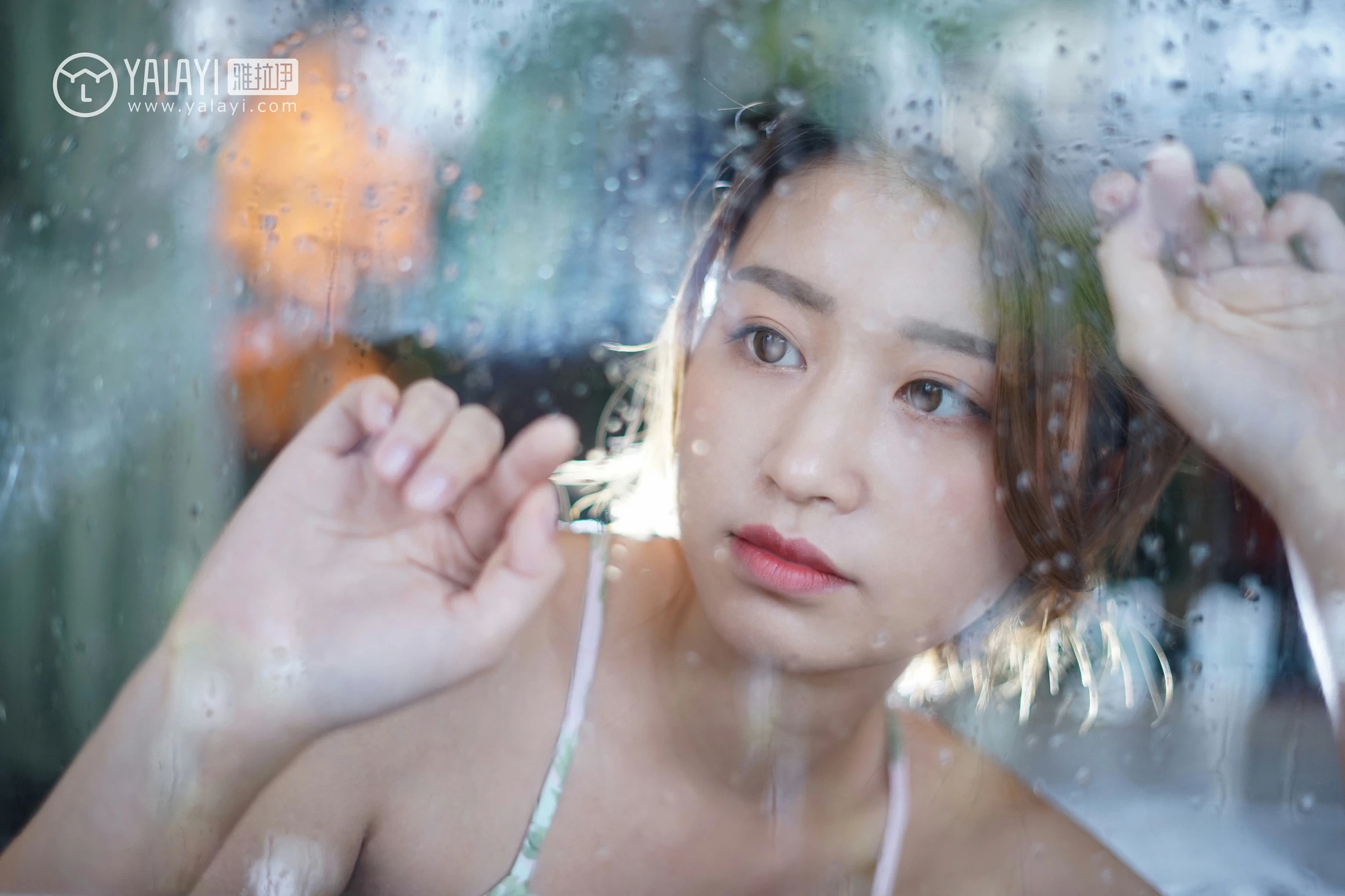 [YALAYI雅拉伊]NO.035 下雨天你在思念谁 饰媛 红色睡衣加粉色吊带连衣裙性感私房写真集第11张