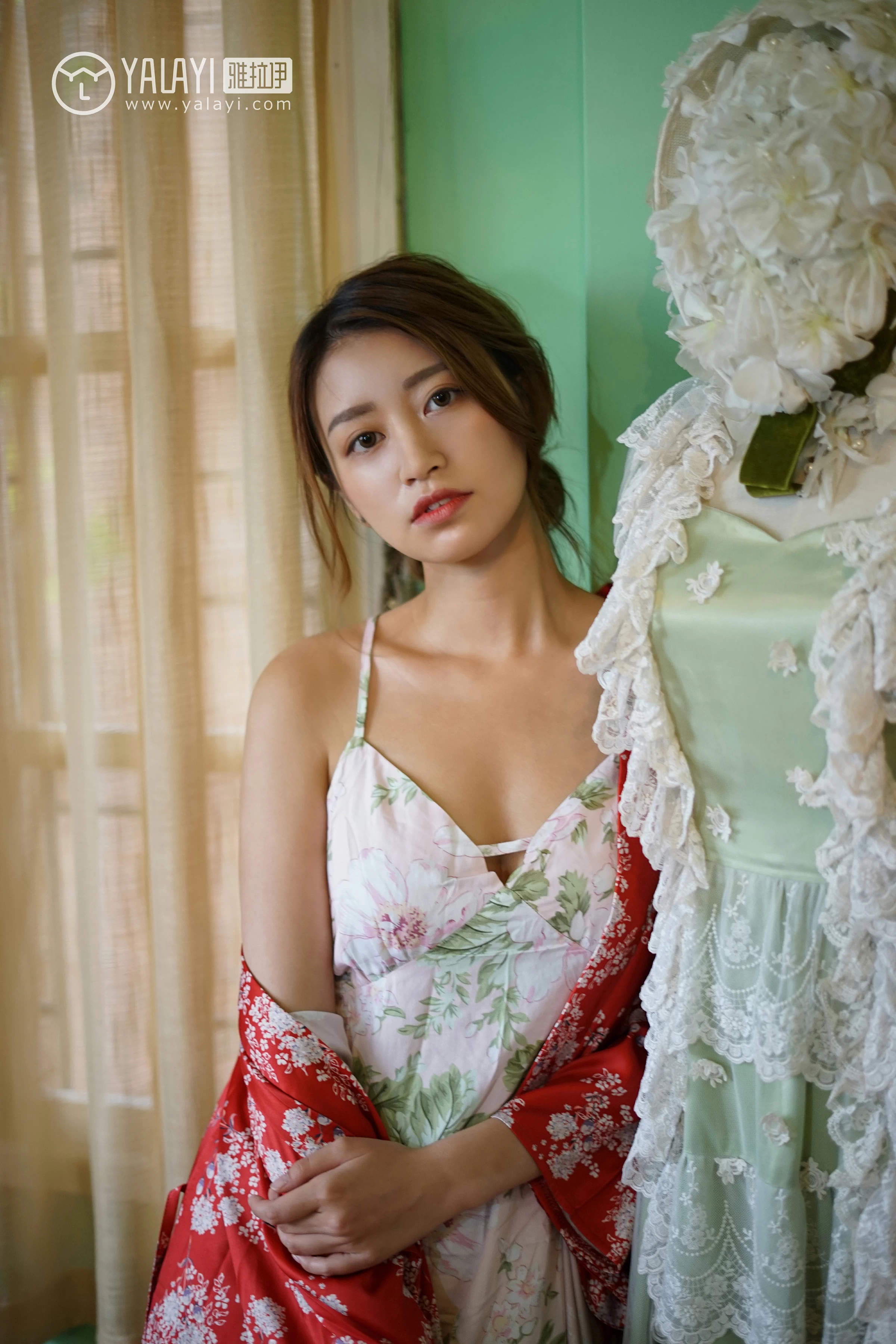 [YALAYI雅拉伊]NO.035 下雨天你在思念谁 饰媛 红色睡衣加粉色吊带连衣裙性感私房写真集第3张