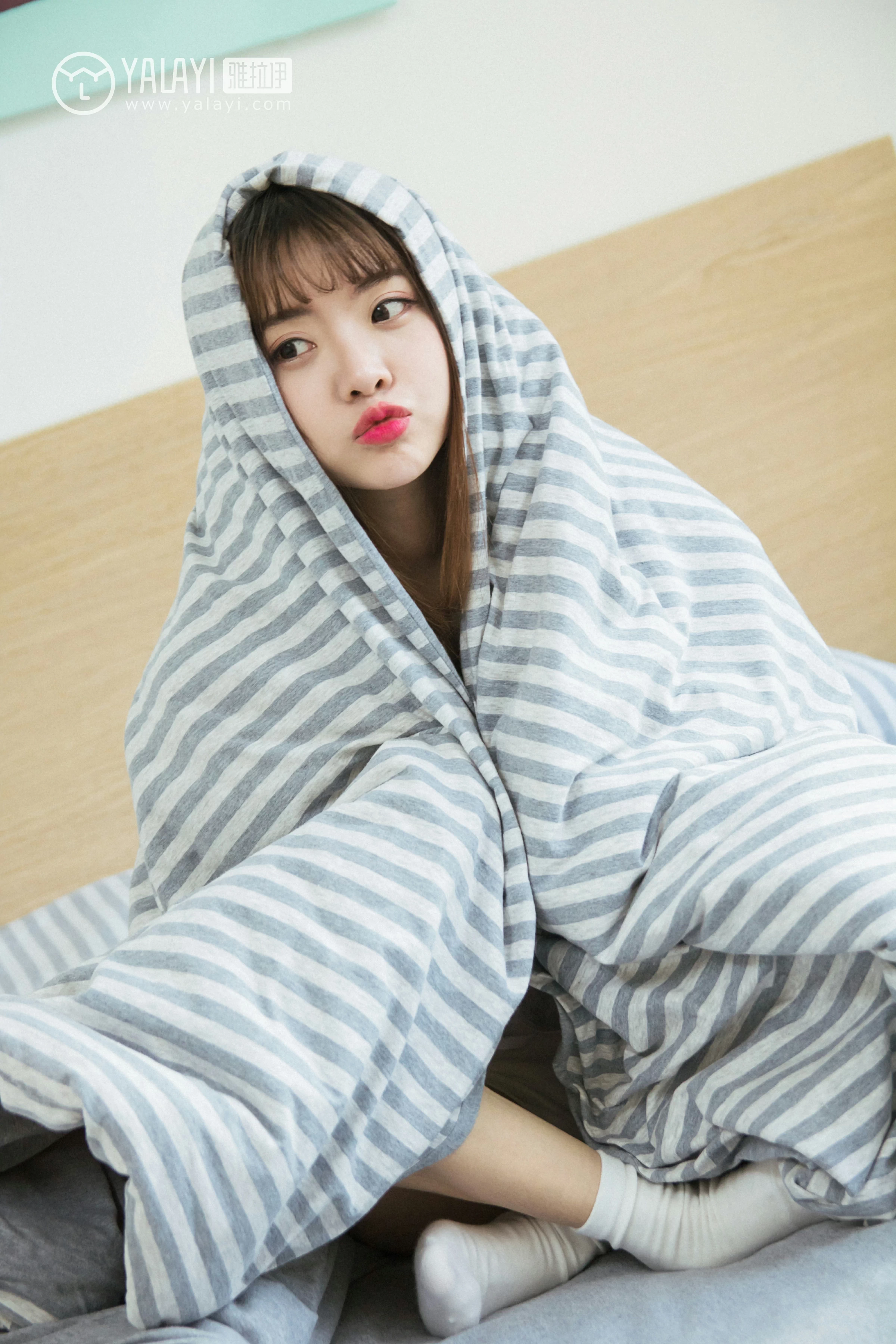 [YALAYI雅拉伊]NO.036 小美好 阳阳 白色衬衫与短袖加白色短裤性感私房写真集第3张