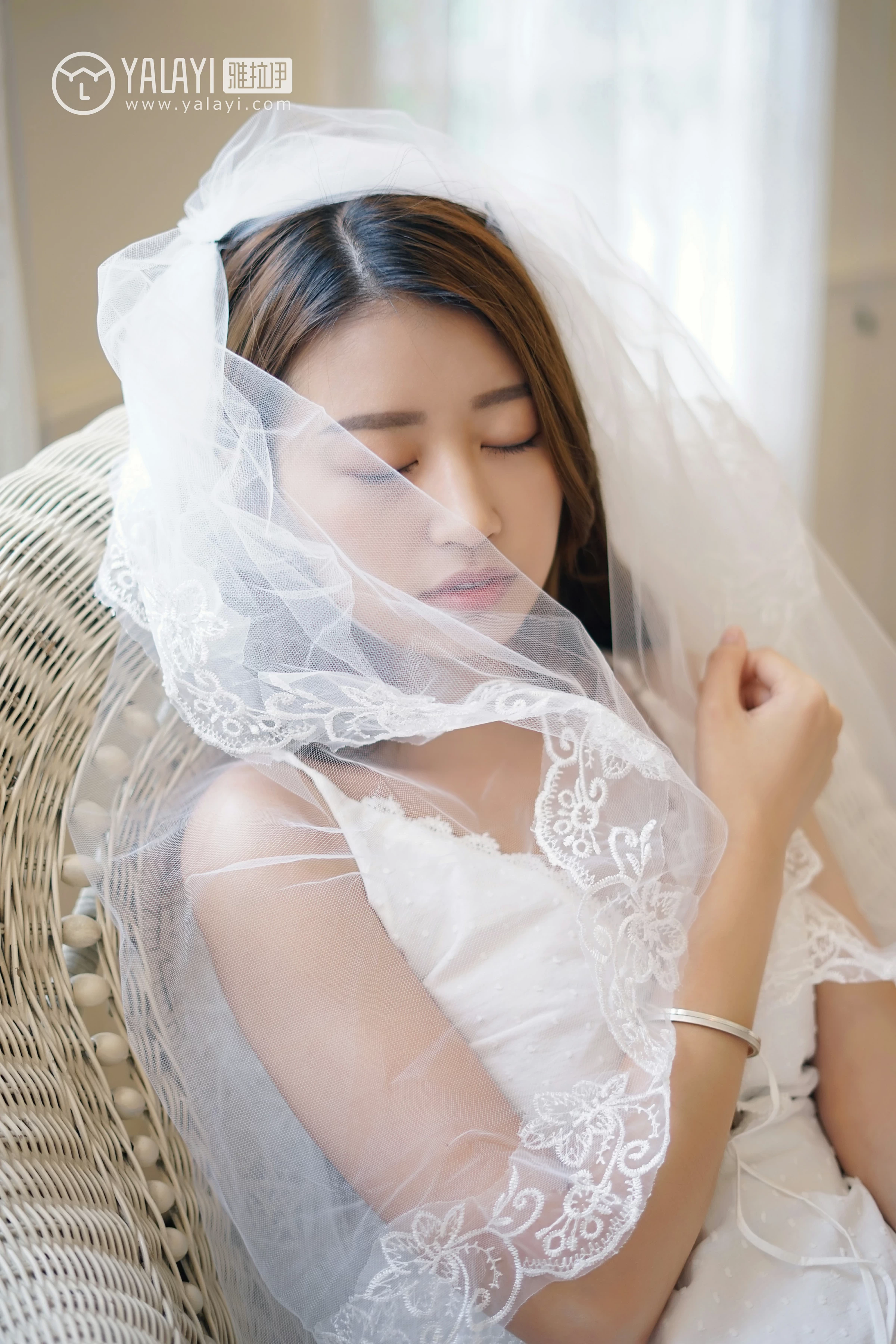 [YALAYI雅拉伊]NO.037 午后阳光 饰媛 白色吊带蕾丝连衣裙性感私房写真集第4张