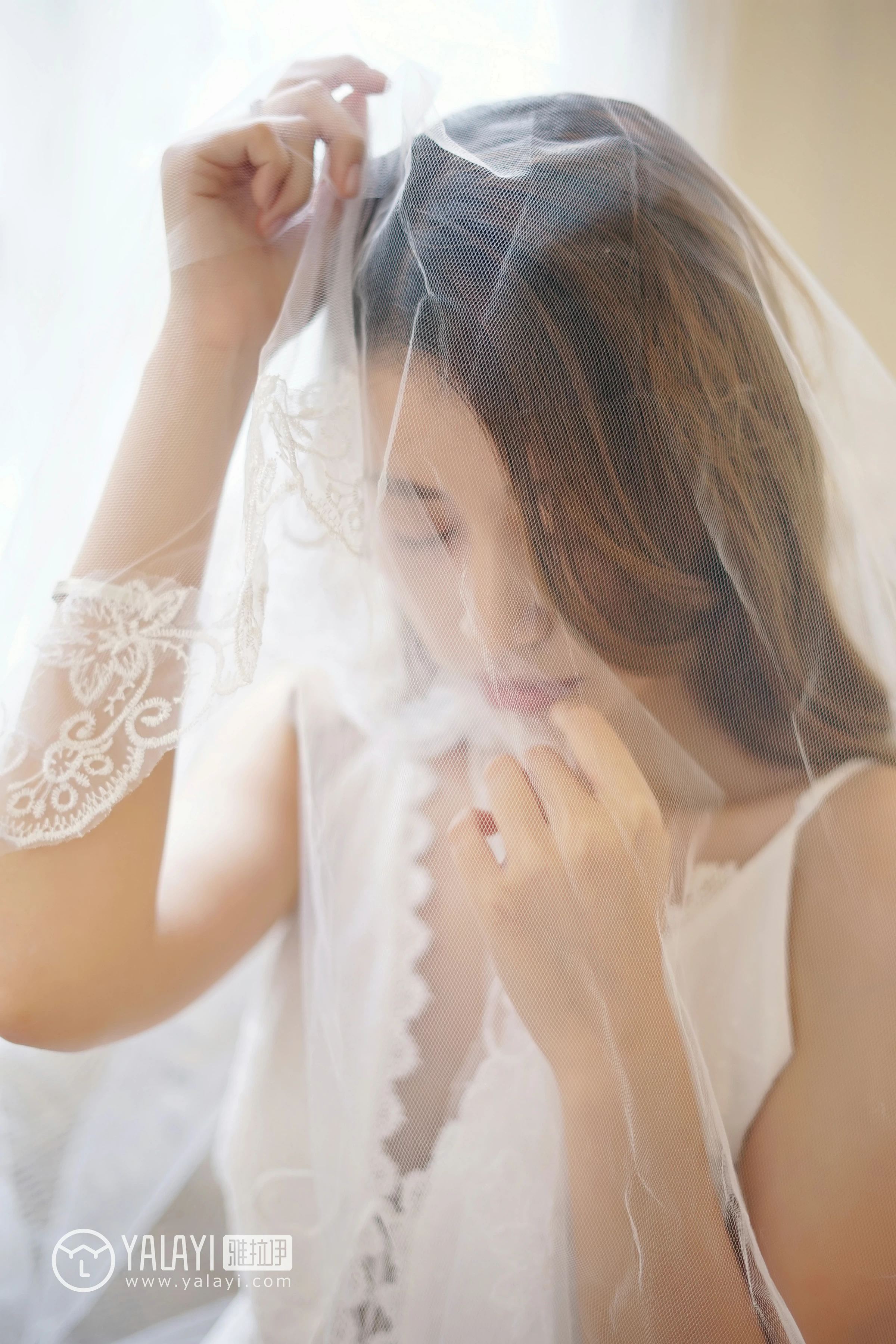 [YALAYI雅拉伊]NO.037 午后阳光 饰媛 白色吊带蕾丝连衣裙性感私房写真集第5张
