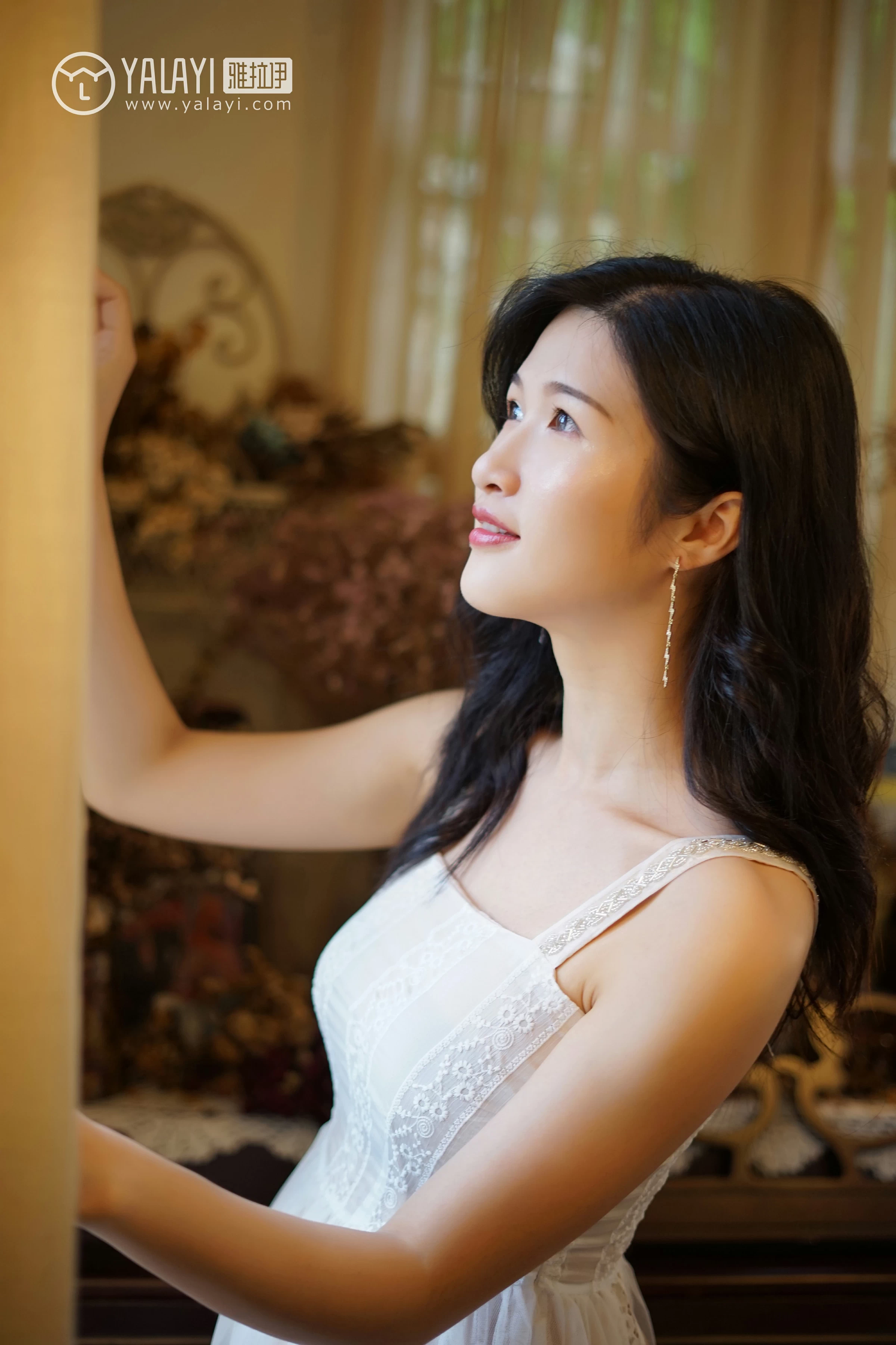 [YALAYI雅拉伊]NO.038 无声演奏 塔塔 白色吊带连衣裙与透视蕾丝睡衣加黑色内衣性感私房写真集第2张