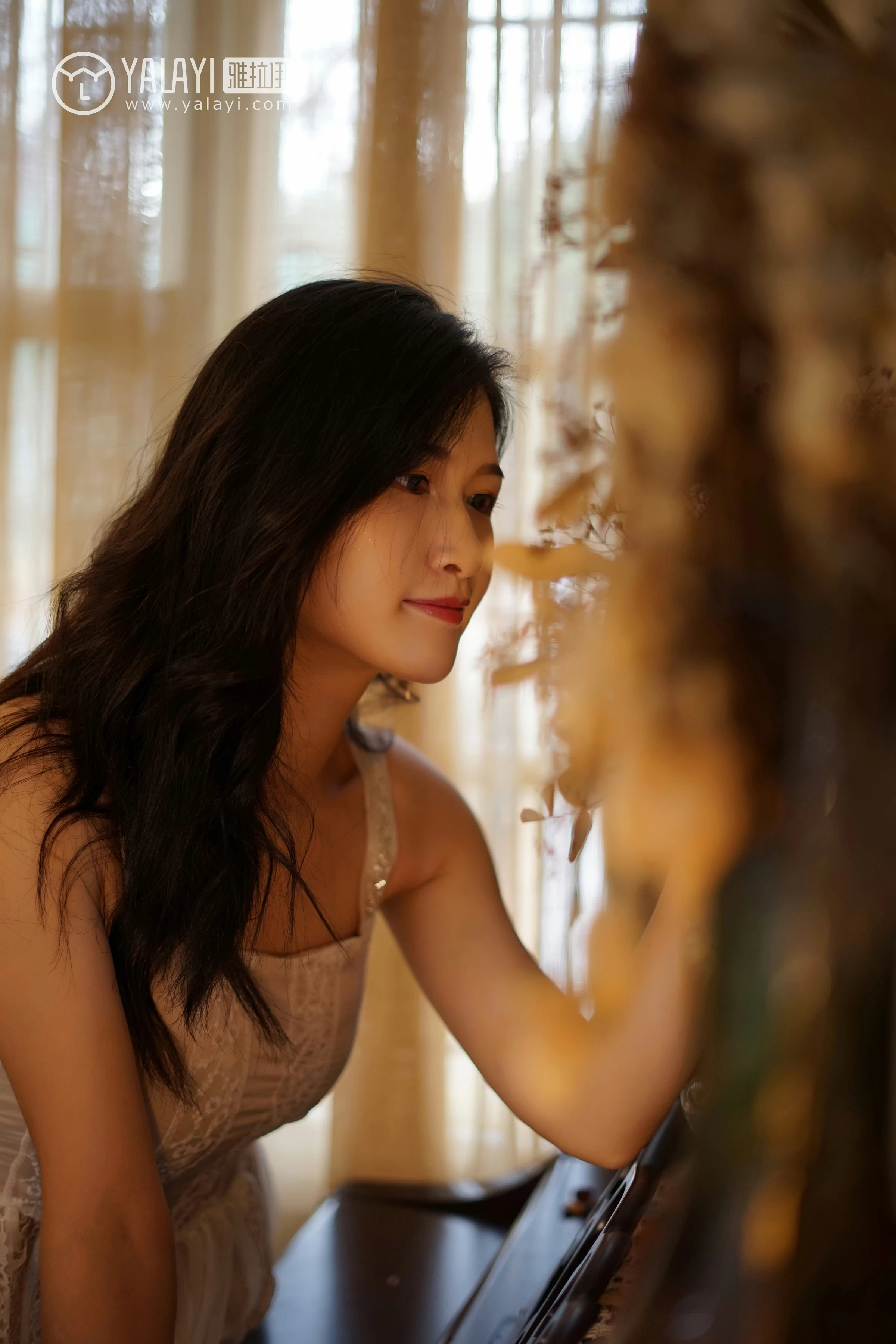 [YALAYI雅拉伊]NO.038 无声演奏 塔塔 白色吊带连衣裙与透视蕾丝睡衣加黑色内衣性感私房写真集第4张
