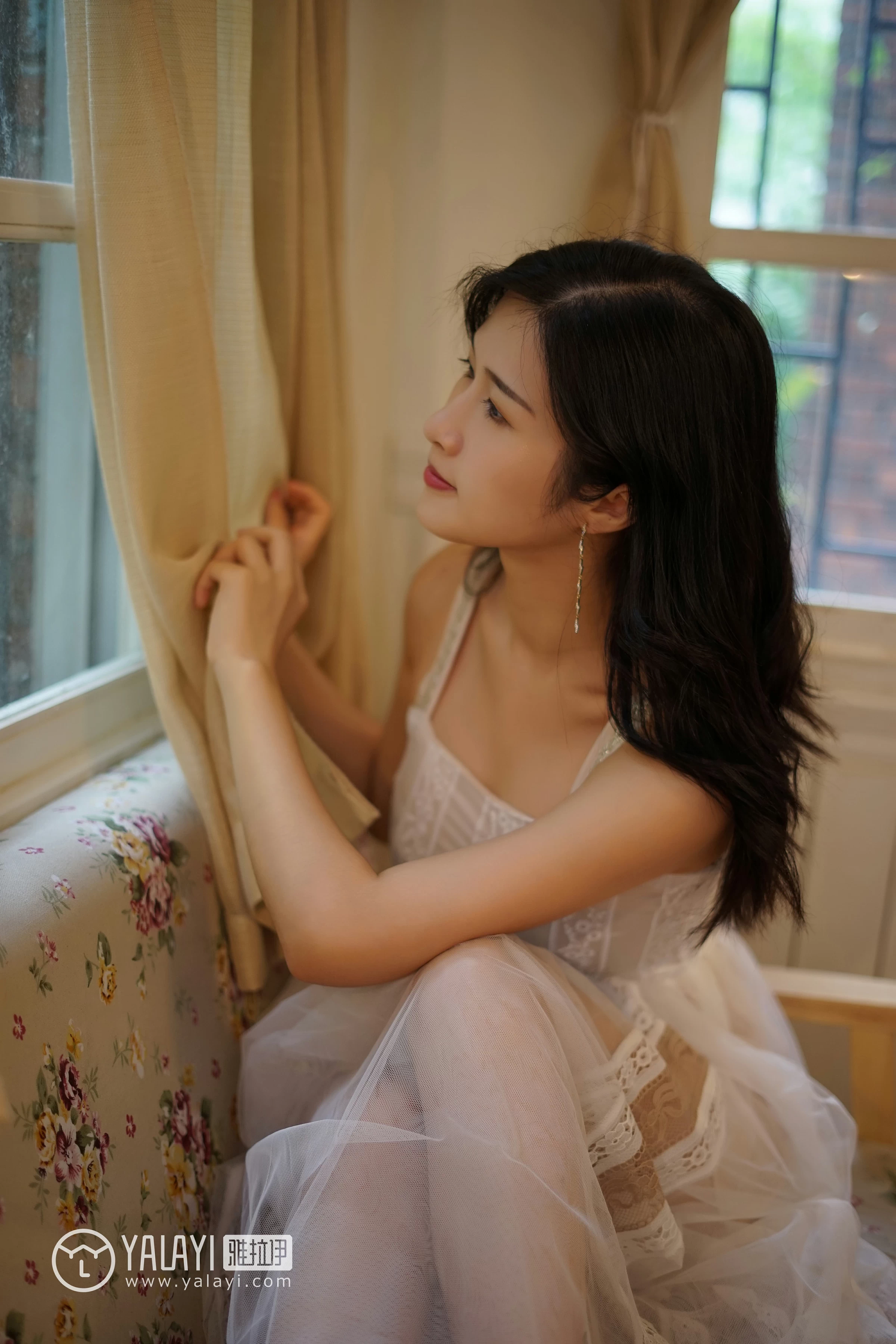 [YALAYI雅拉伊]NO.038 无声演奏 塔塔 白色吊带连衣裙与透视蕾丝睡衣加黑色内衣性感私房写真集第5张