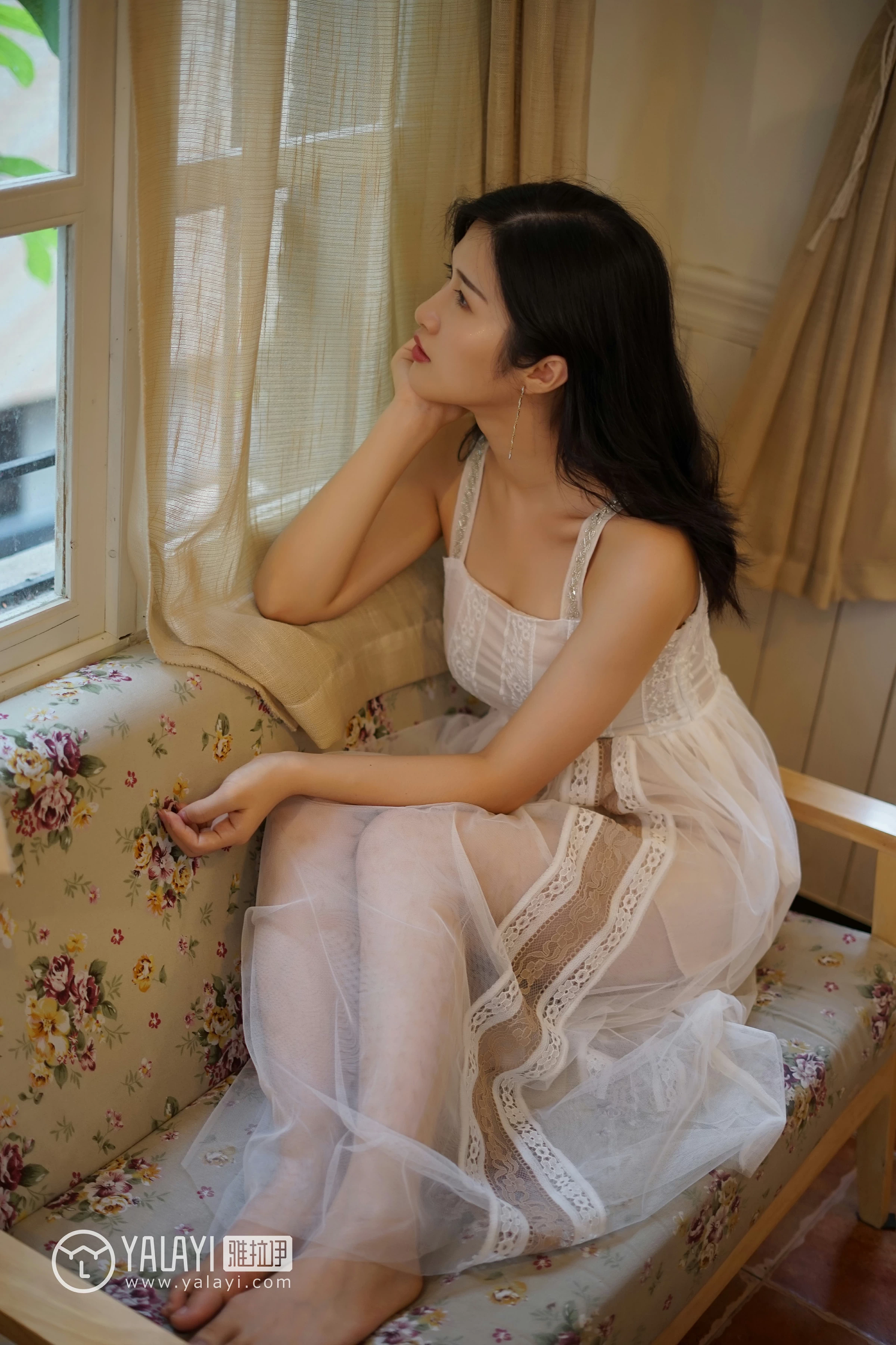 [YALAYI雅拉伊]NO.038 无声演奏 塔塔 白色吊带连衣裙与透视蕾丝睡衣加黑色内衣性感私房写真集第5张