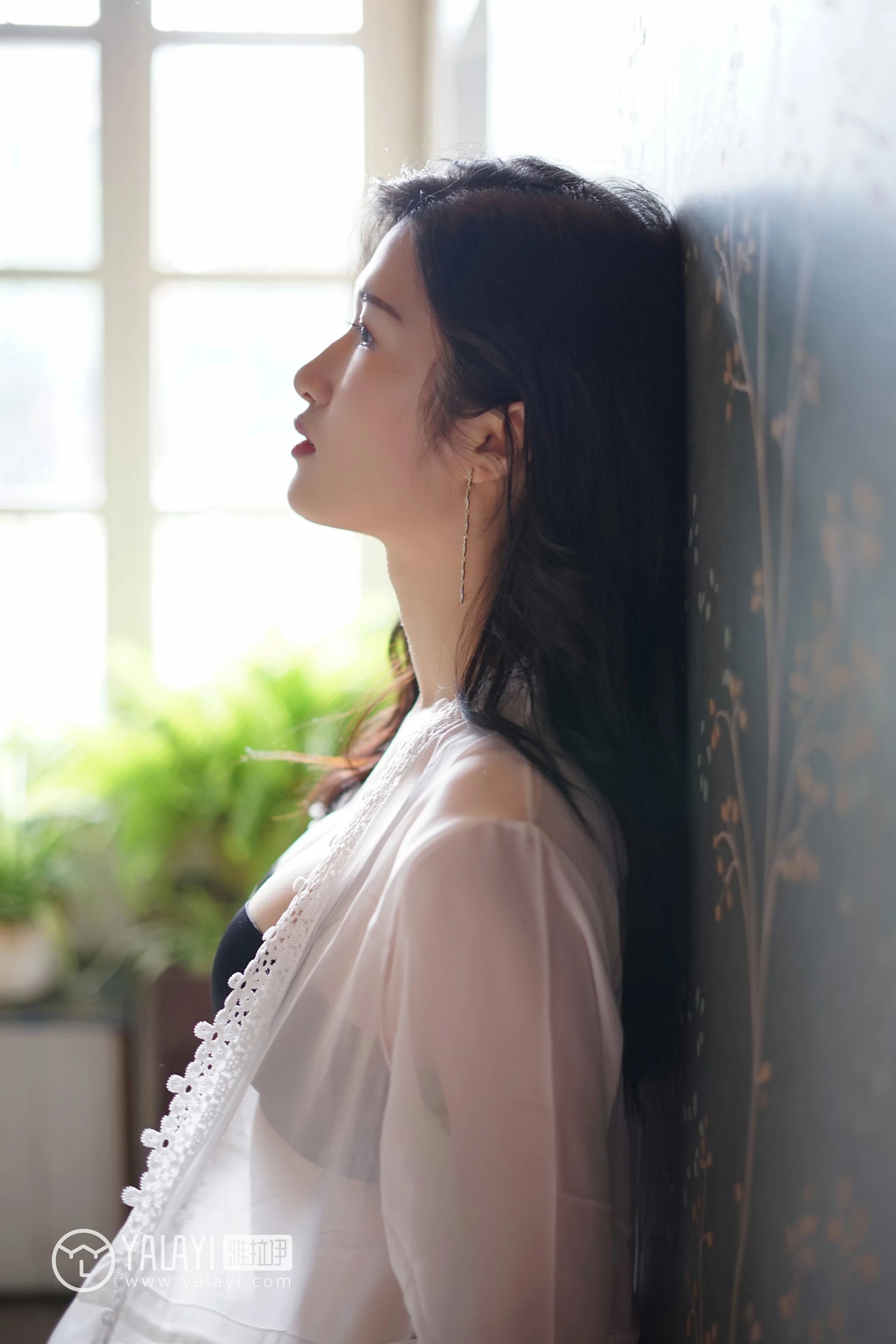 [YALAYI雅拉伊]NO.038 无声演奏 塔塔 白色吊带连衣裙与透视蕾丝睡衣加黑色内衣性感私房写真集第7张