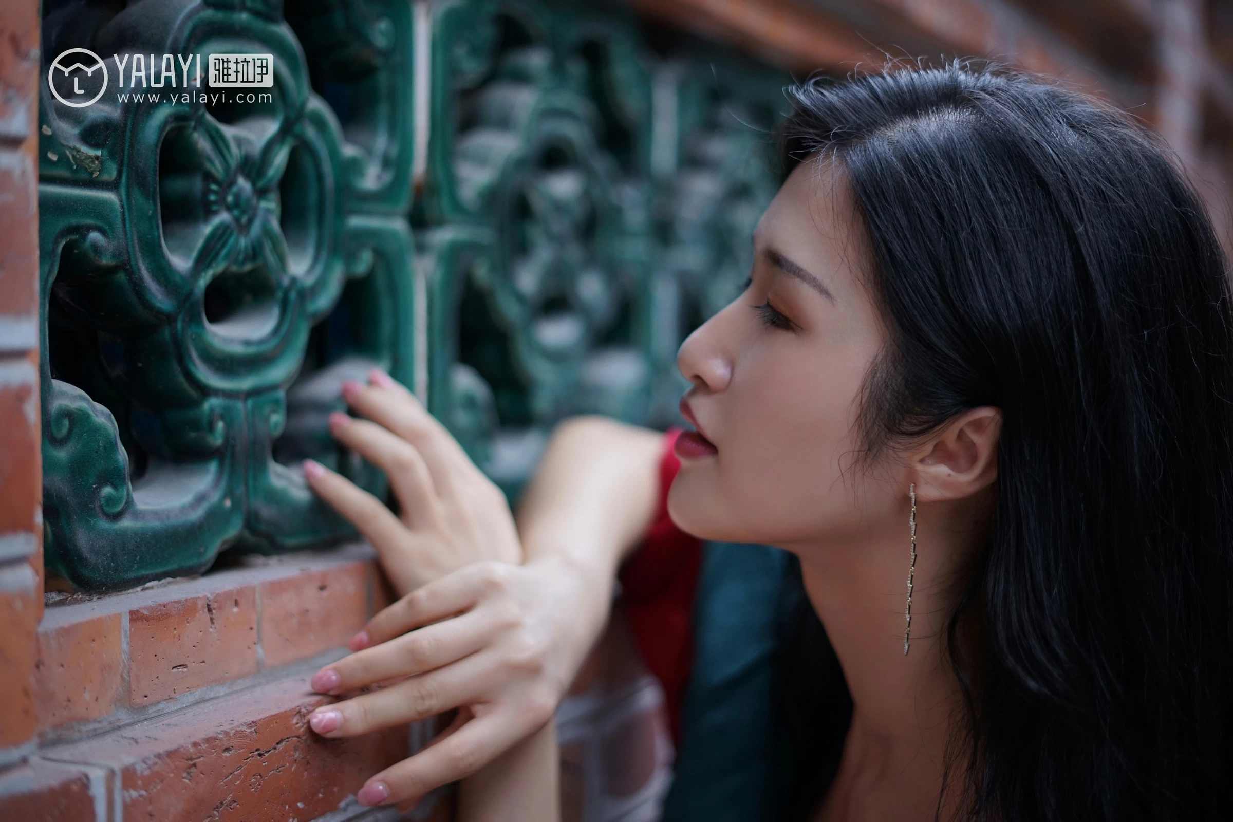 [YALAYI雅拉伊]NO.040 浮光掠影 半梦半醒 塔塔 吊带连衣裙加粉色蕾丝内衣性感私房写真集第2张