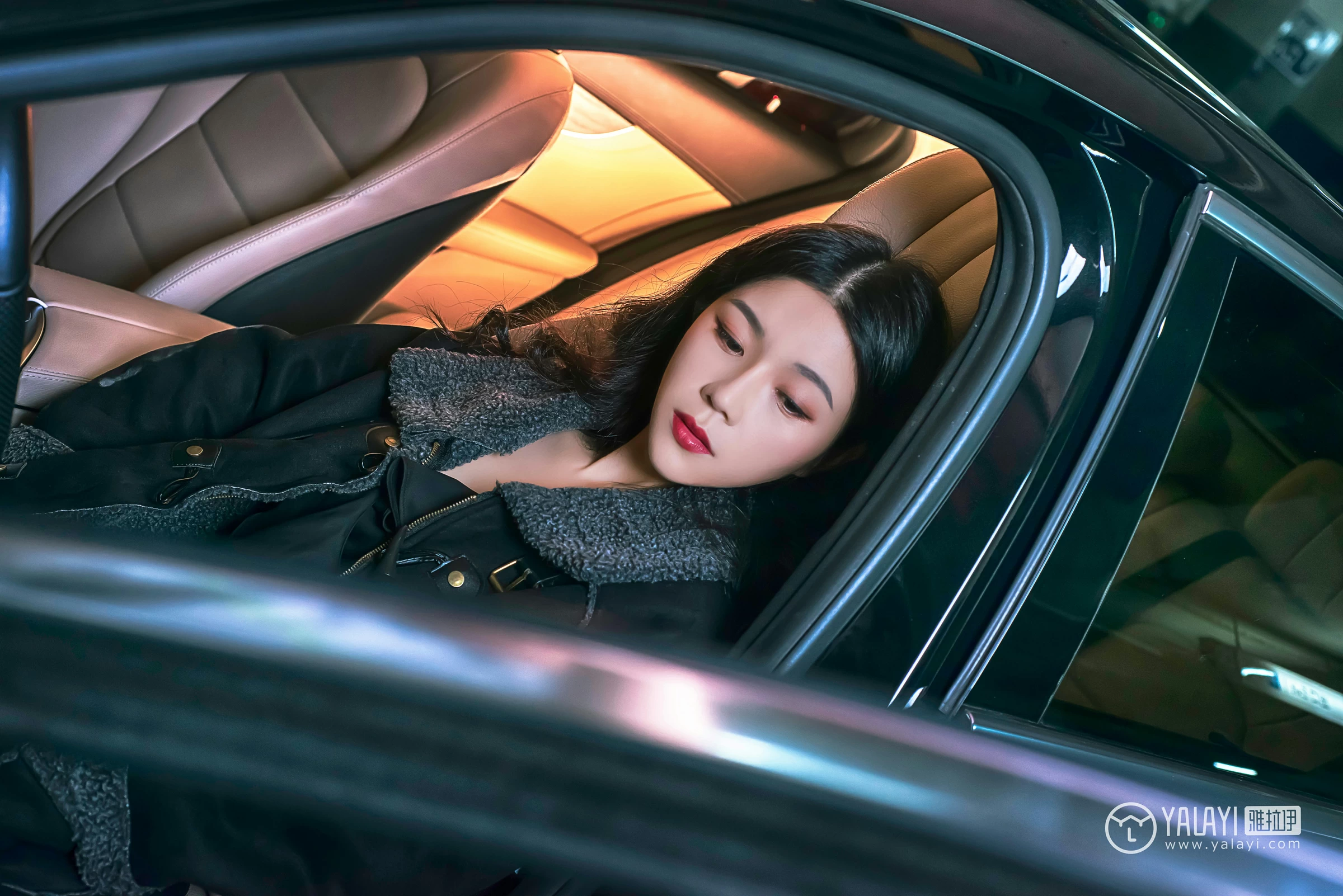 [YALAYI雅拉伊]NO.050 如野 莉莉 黑色外套加吊带连身礼裙性感私房写真集第1张