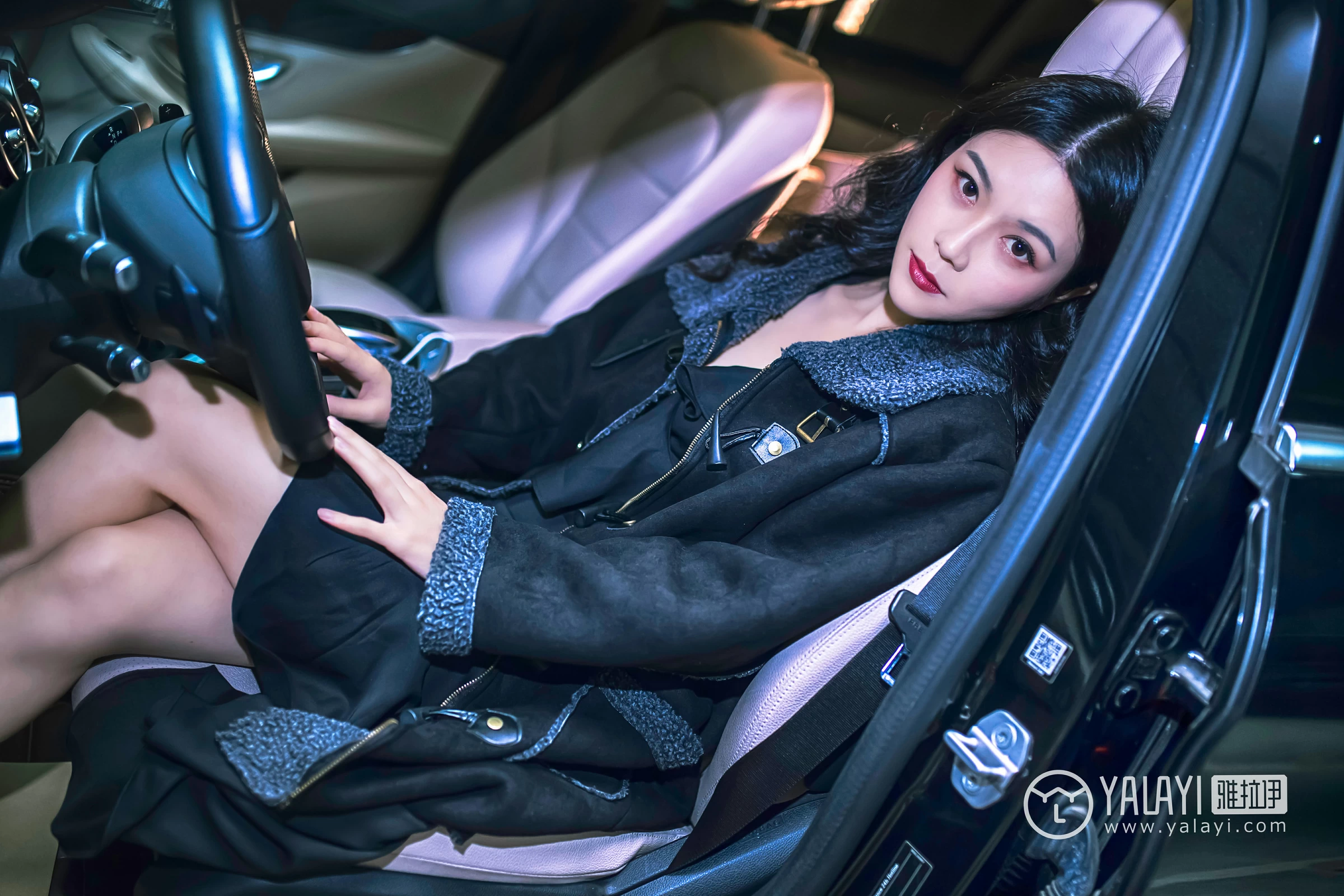 [YALAYI雅拉伊]NO.050 如野 莉莉 黑色外套加吊带连身礼裙性感私房写真集第2张