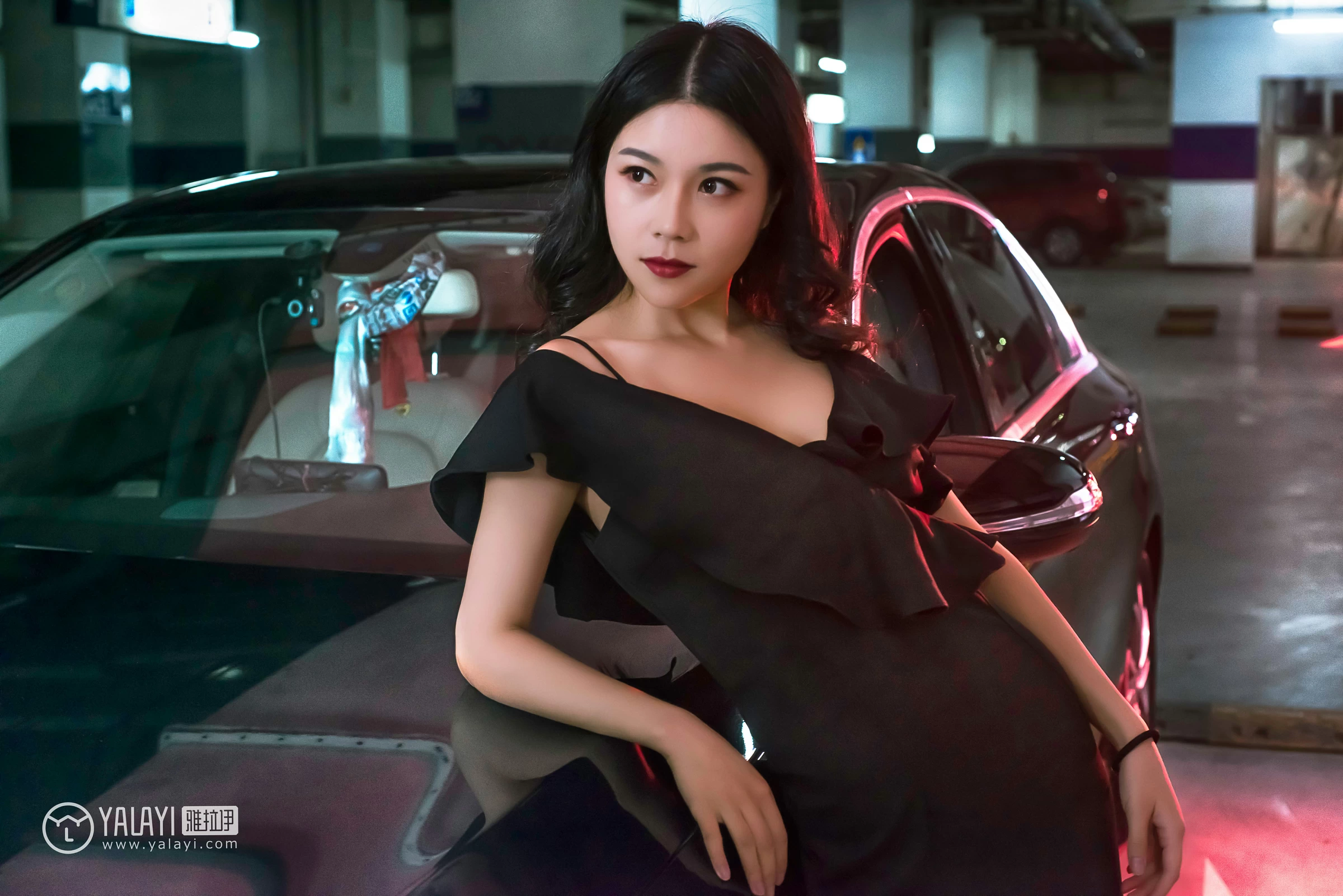 [YALAYI雅拉伊]NO.050 如野 莉莉 黑色外套加吊带连身礼裙性感私房写真集第3张