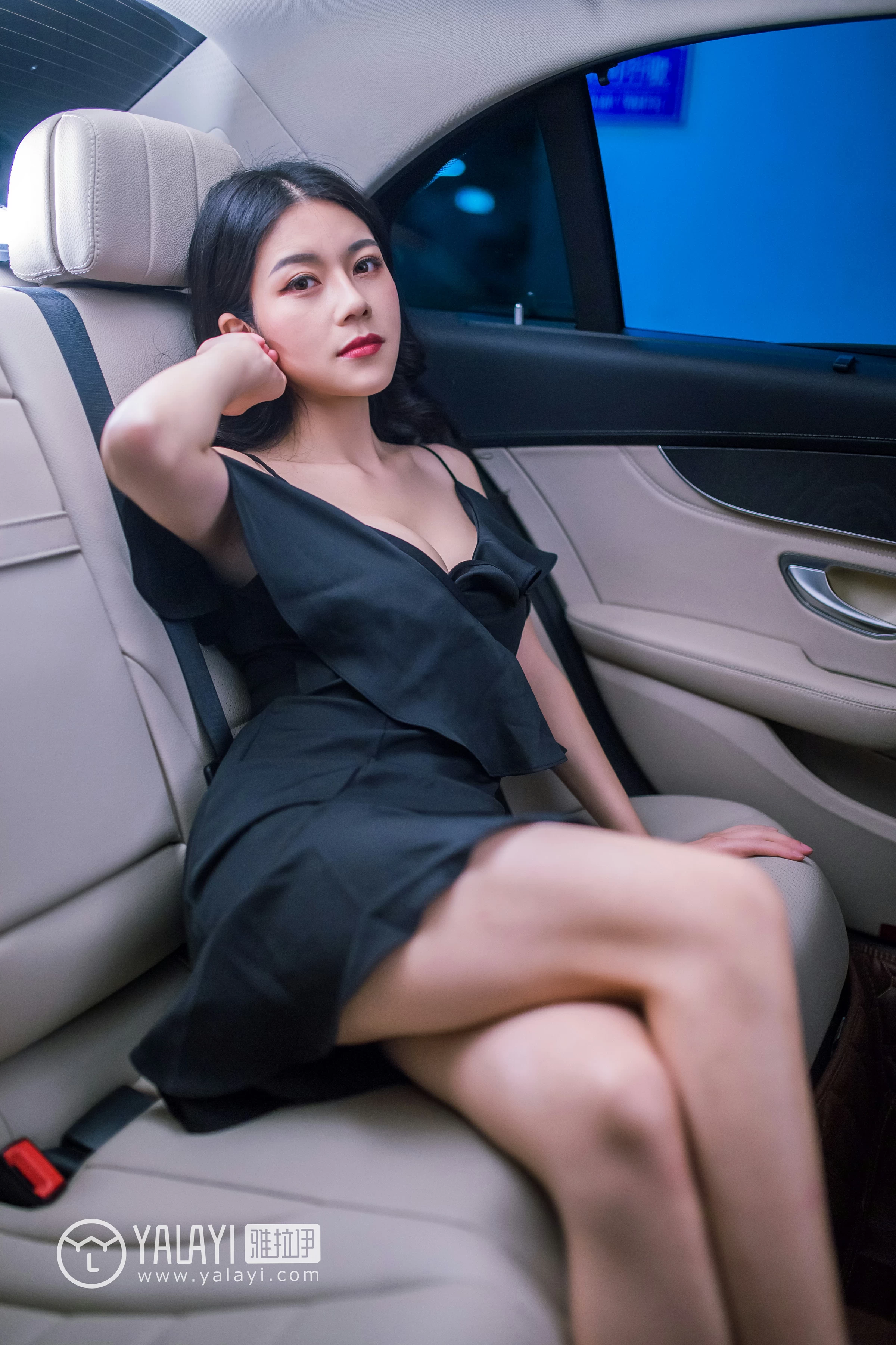 [YALAYI雅拉伊]NO.050 如野 莉莉 黑色外套加吊带连身礼裙性感私房写真集第17张