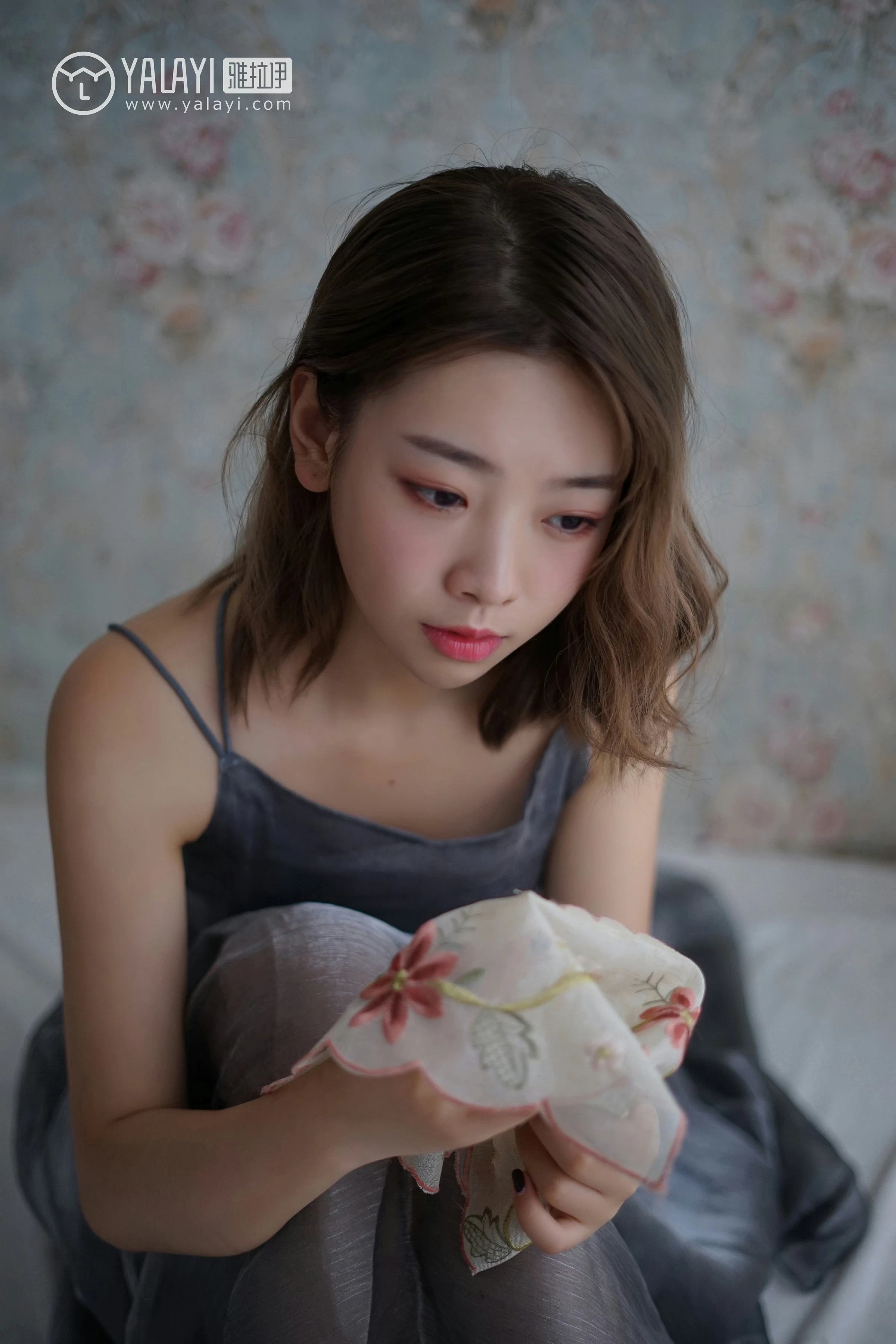 [YALAYI雅拉伊]NO.057 信 严冰冰 黑色蕾丝背心加短裤与吊带连衣裙性感私房写真集第2张