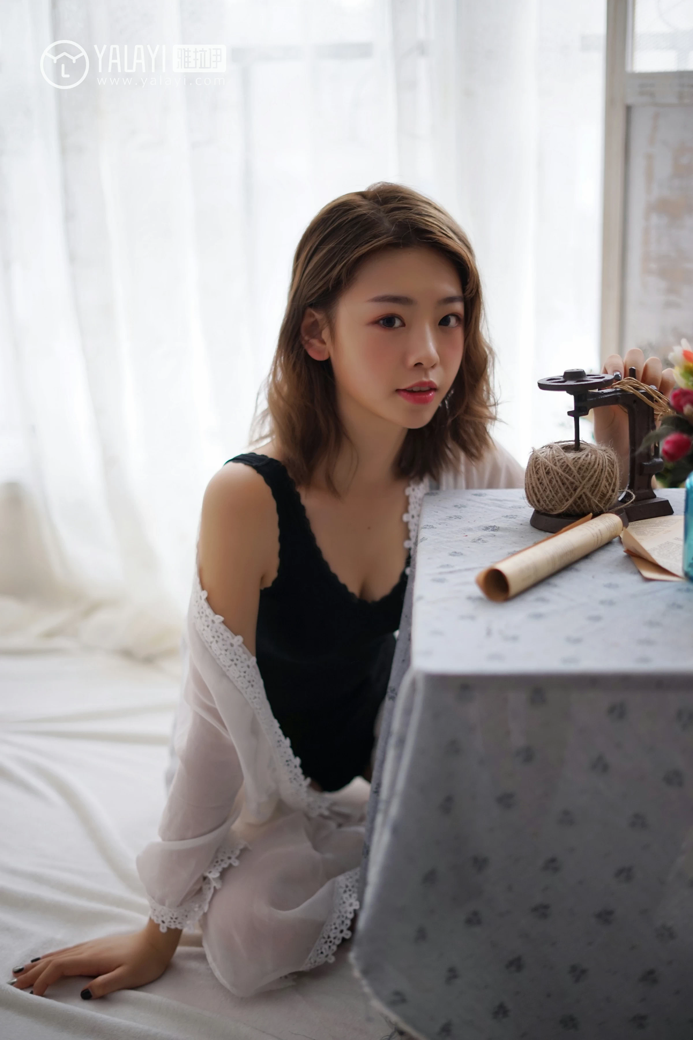 [YALAYI雅拉伊]NO.057 信 严冰冰 黑色蕾丝背心加短裤与吊带连衣裙性感私房写真集第12张