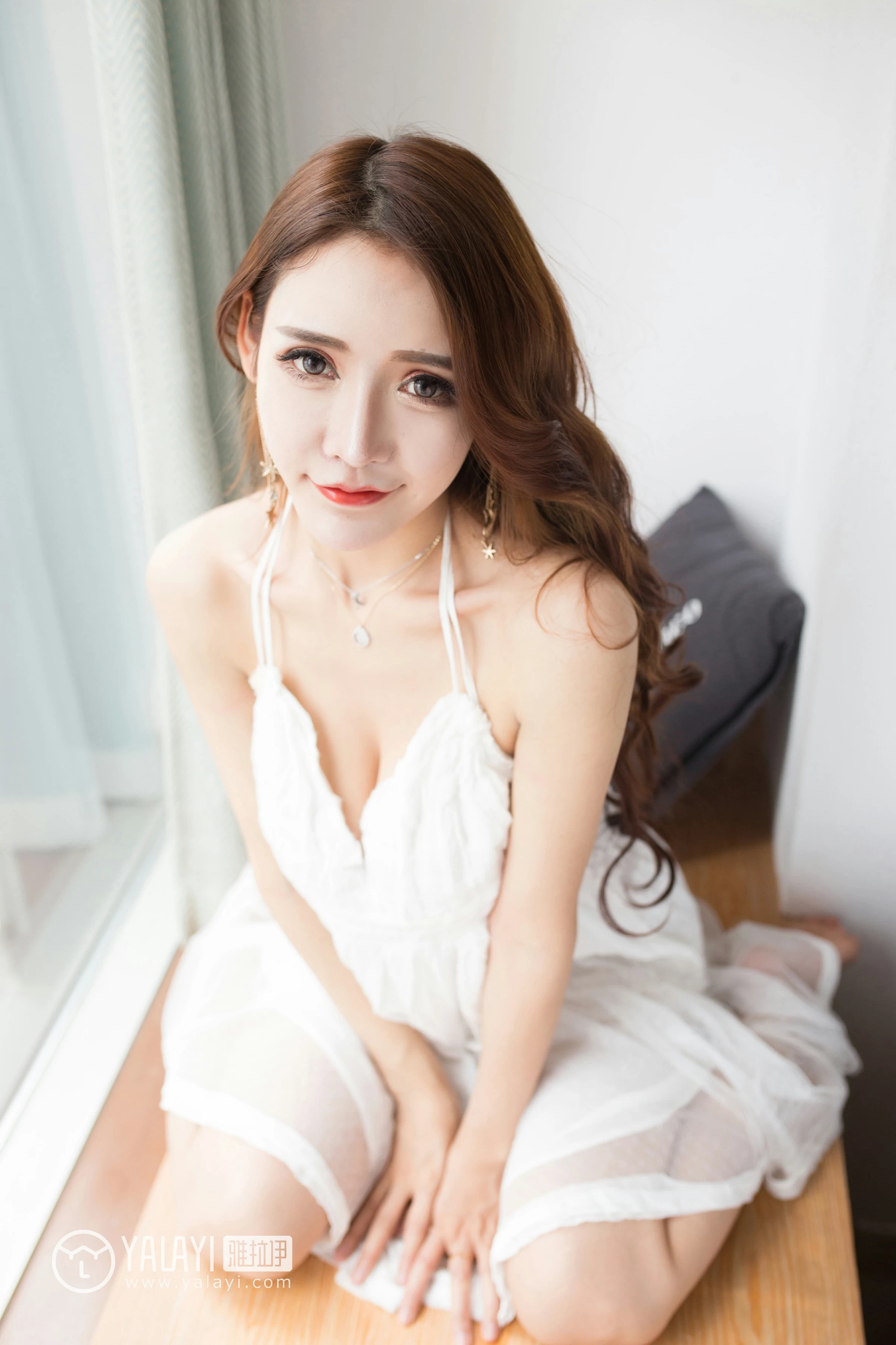 [YALAYI雅拉伊]NO.066 梦中人 娜娜 吊带连衣裙与白色短袖加牛仔热裤性感私房写真集第4张