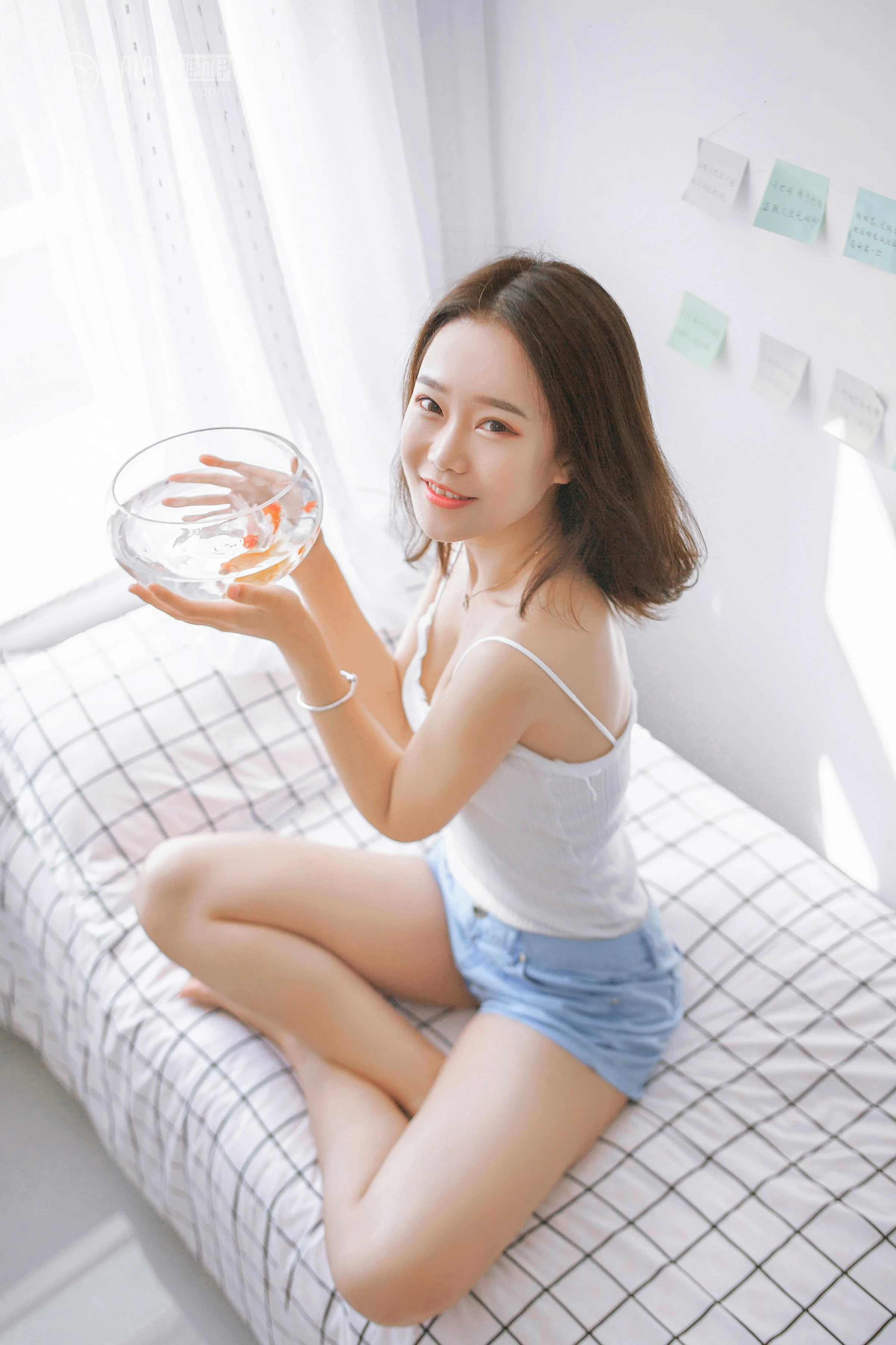 [YALAYI雅拉伊]NO.091 欲之与魚 李晗 白色性感小背心加牛仔短裤私房写真集第6张