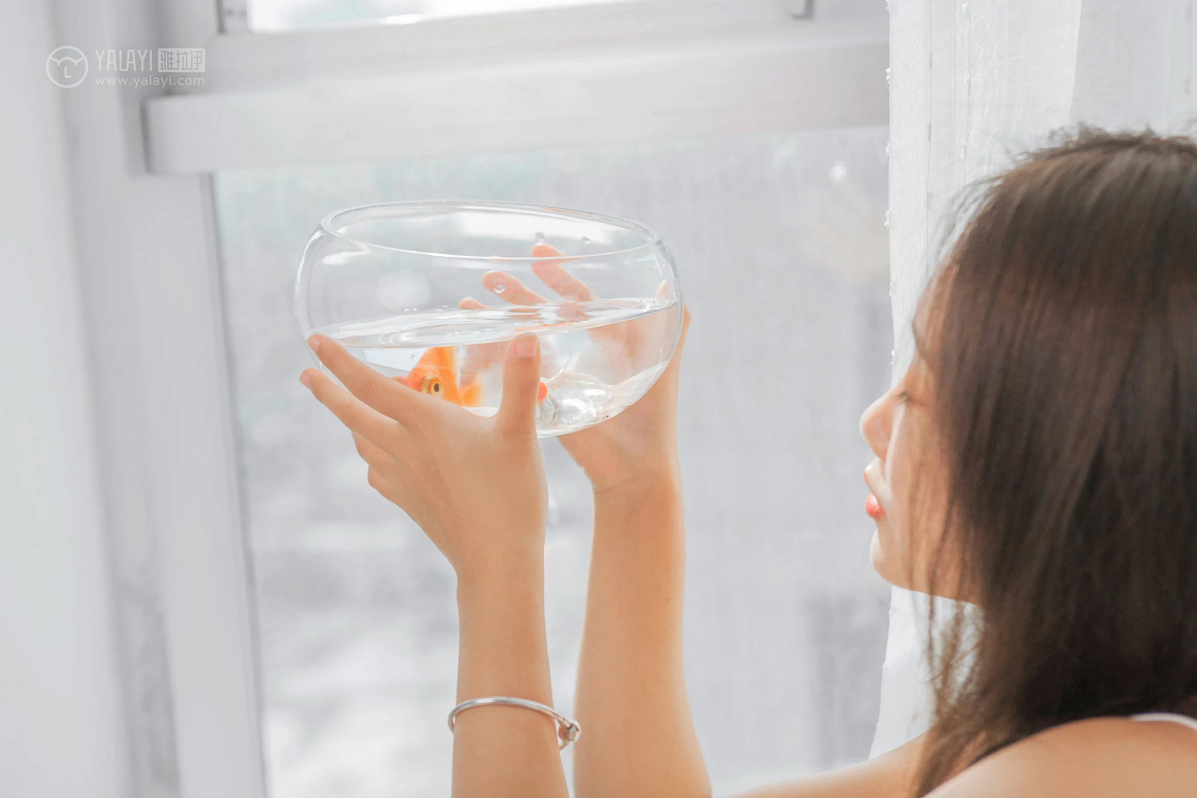 [YALAYI雅拉伊]NO.091 欲之与魚 李晗 白色性感小背心加牛仔短裤私房写真集第13张