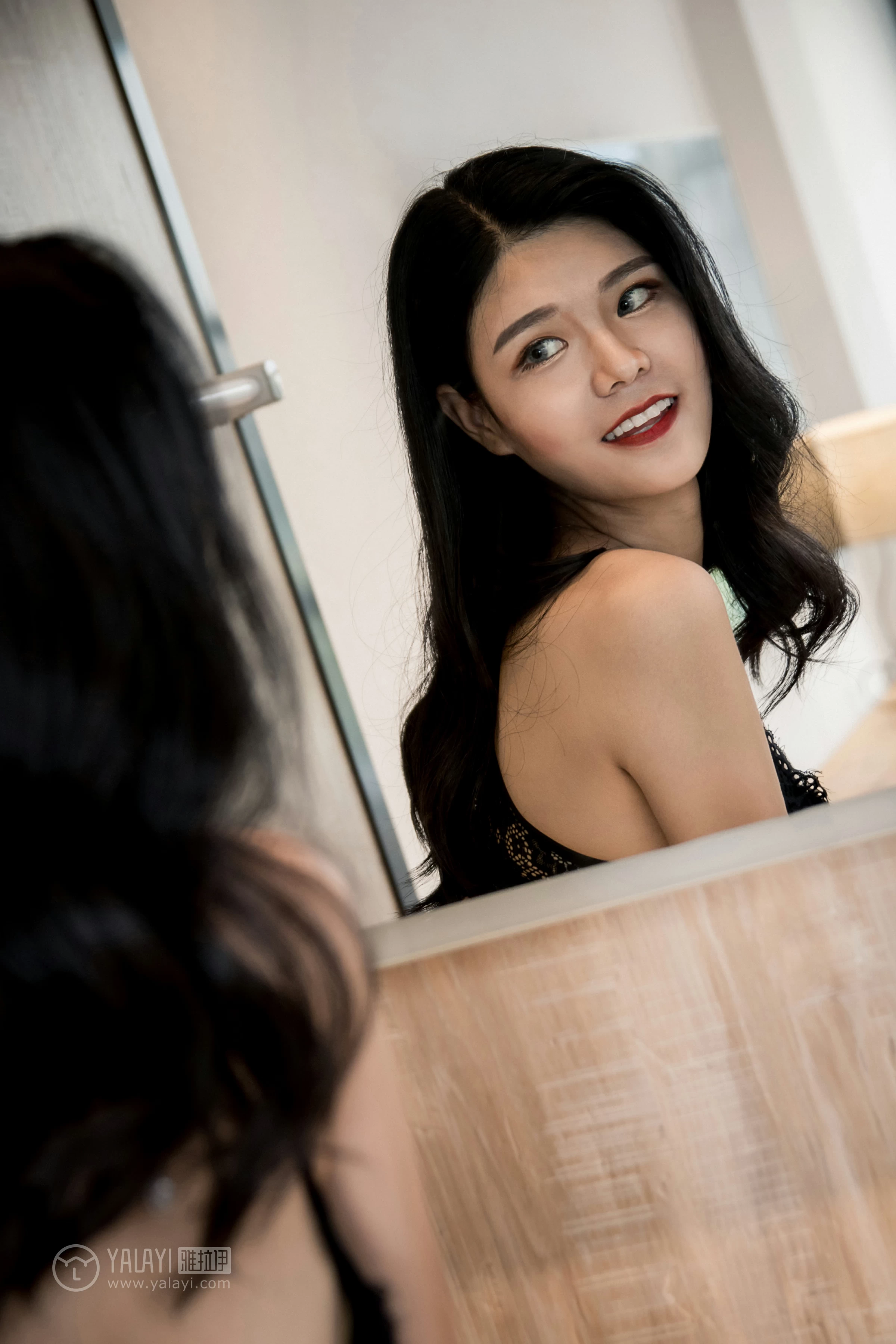 [YALAYI雅拉伊]NO.095 窥视 小灰 黑色蕾丝内衣加紧身牛仔裤性感私房写真集第10张