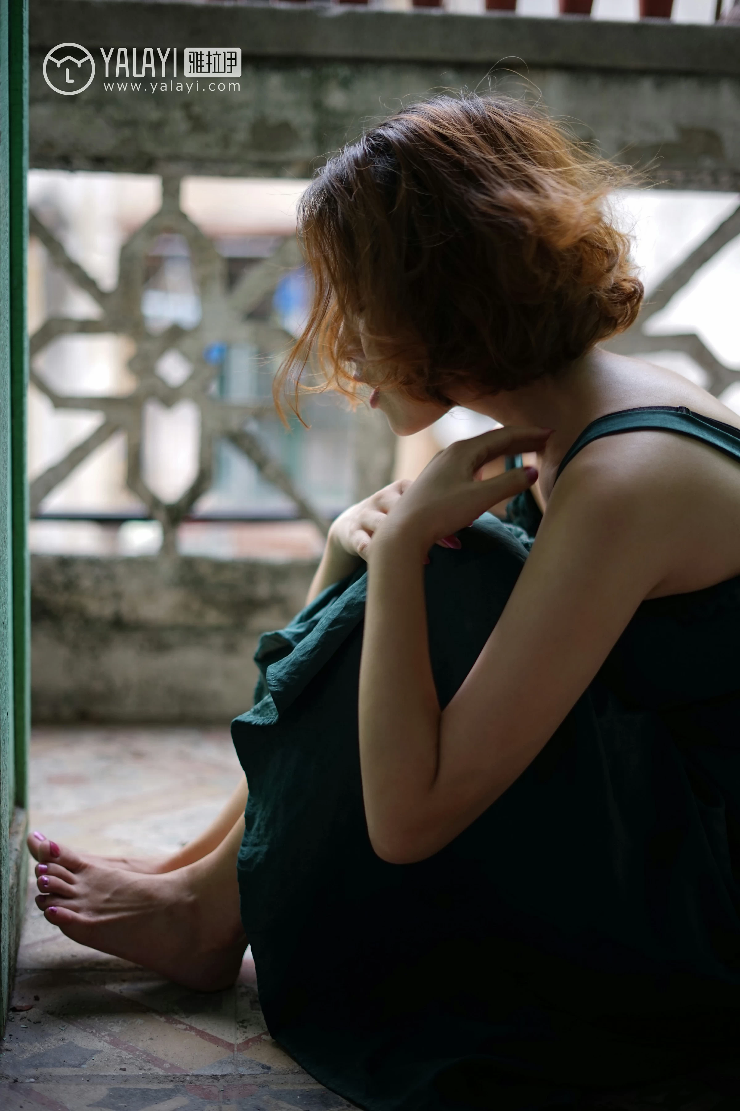 [YALAYI雅拉伊]NO.078 任朝暮 泡芙 吊带连衣裙与黑色镂空睡衣加蕾丝内衣性感私房写真集第3张