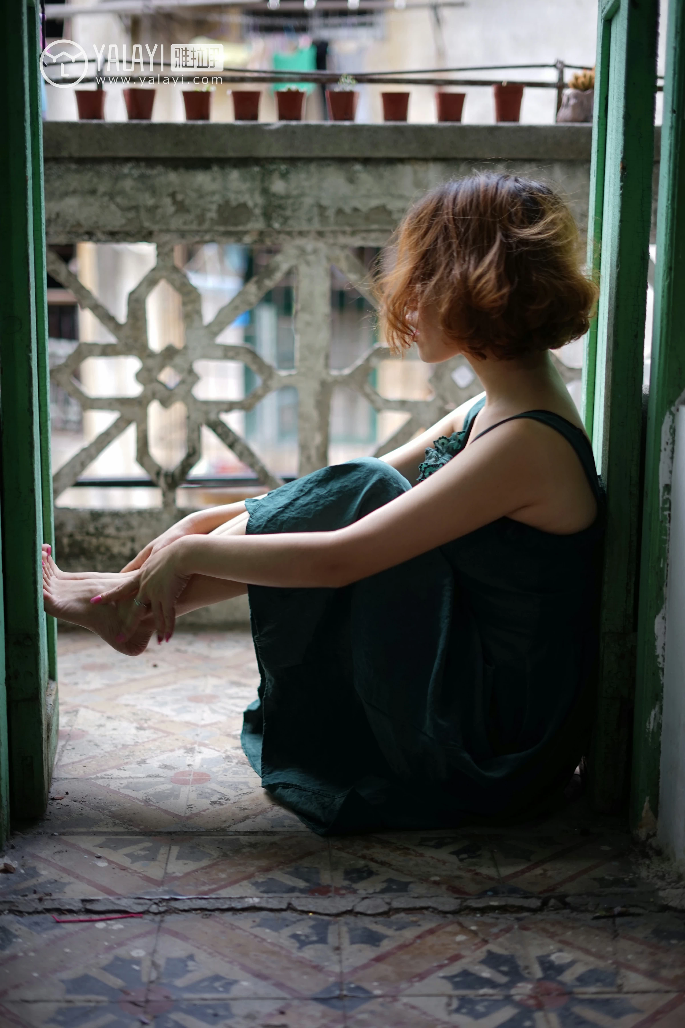 [YALAYI雅拉伊]NO.078 任朝暮 泡芙 吊带连衣裙与黑色镂空睡衣加蕾丝内衣性感私房写真集第4张