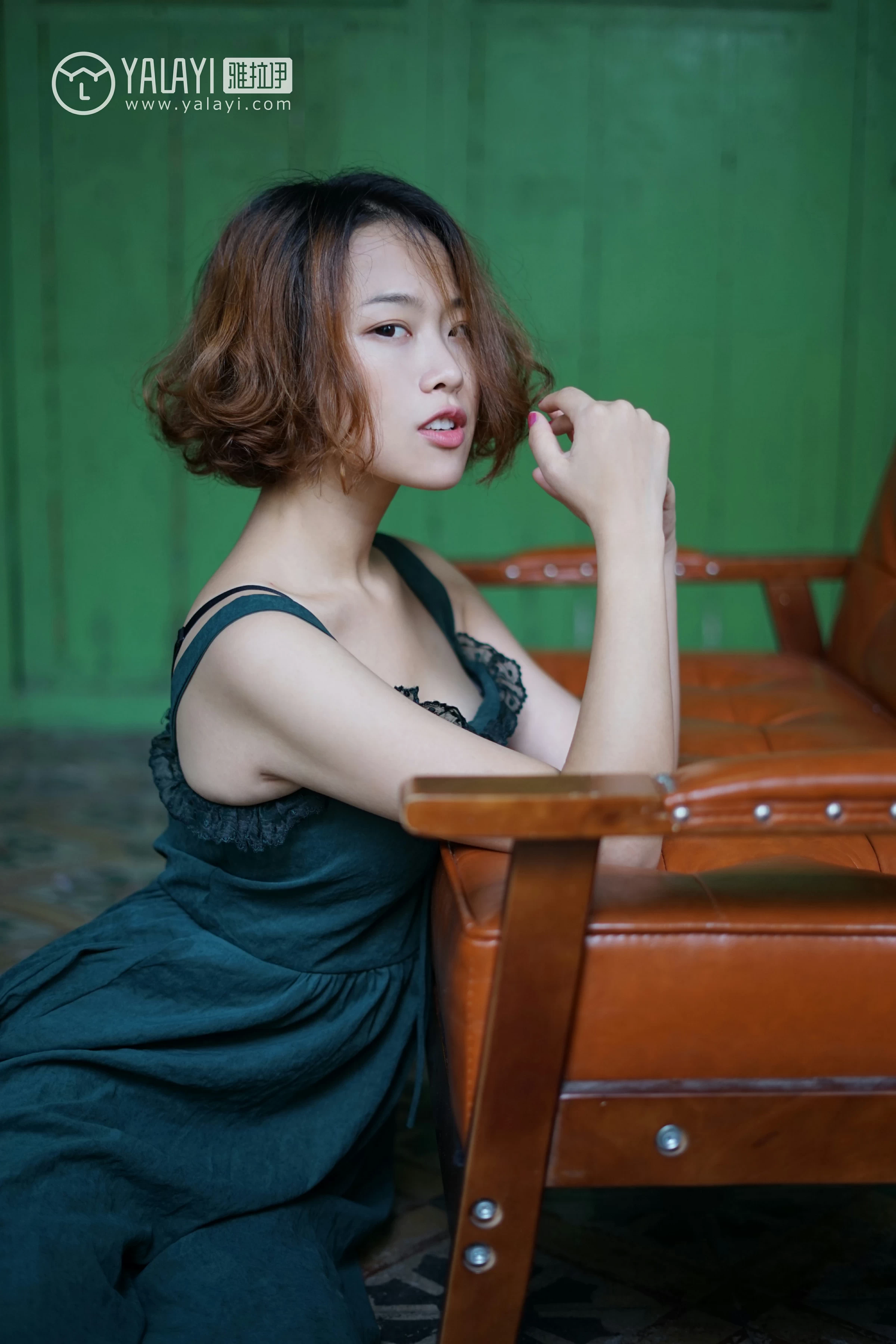 [YALAYI雅拉伊]NO.078 任朝暮 泡芙 吊带连衣裙与黑色镂空睡衣加蕾丝内衣性感私房写真集第6张