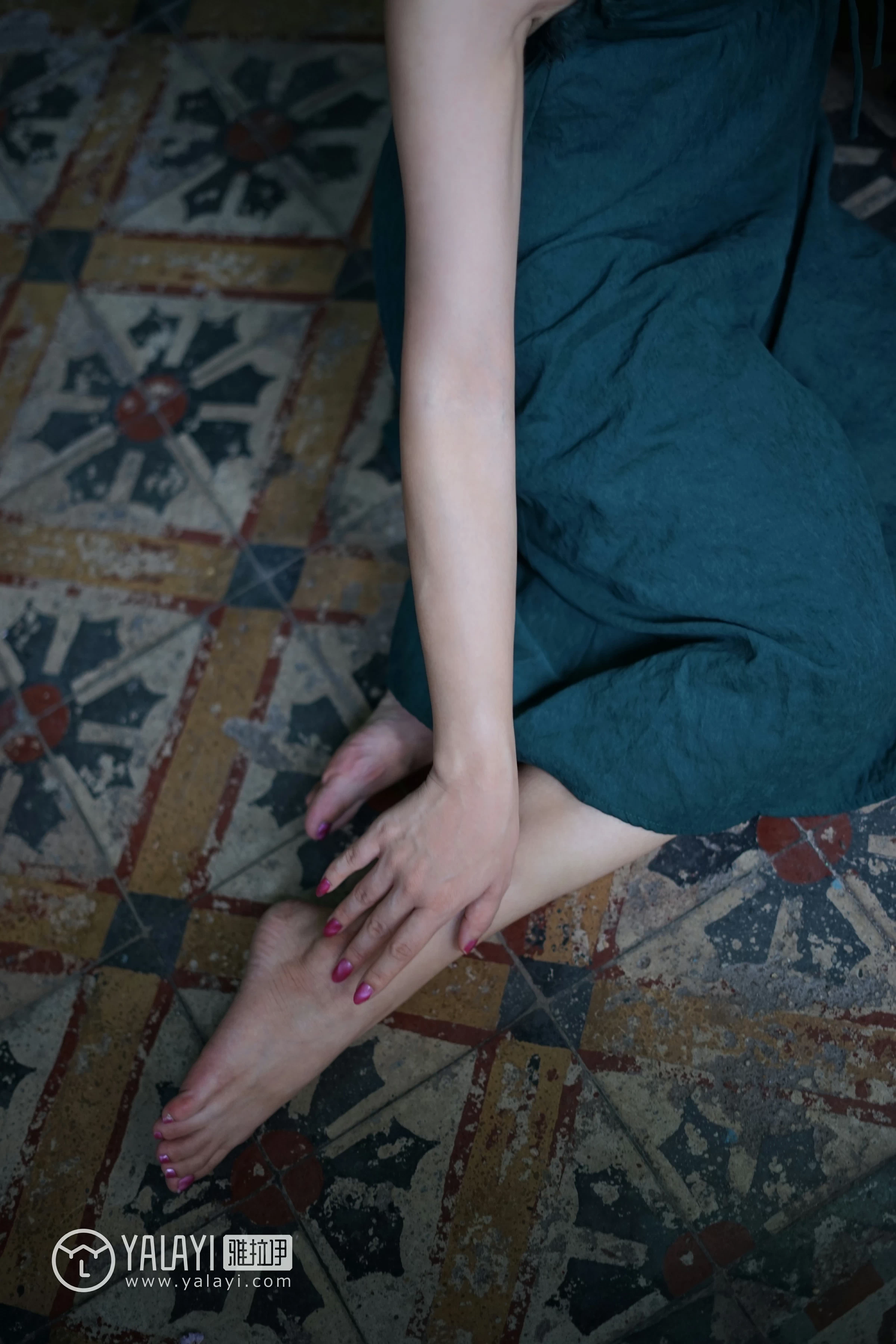 [YALAYI雅拉伊]NO.078 任朝暮 泡芙 吊带连衣裙与黑色镂空睡衣加蕾丝内衣性感私房写真集第7张