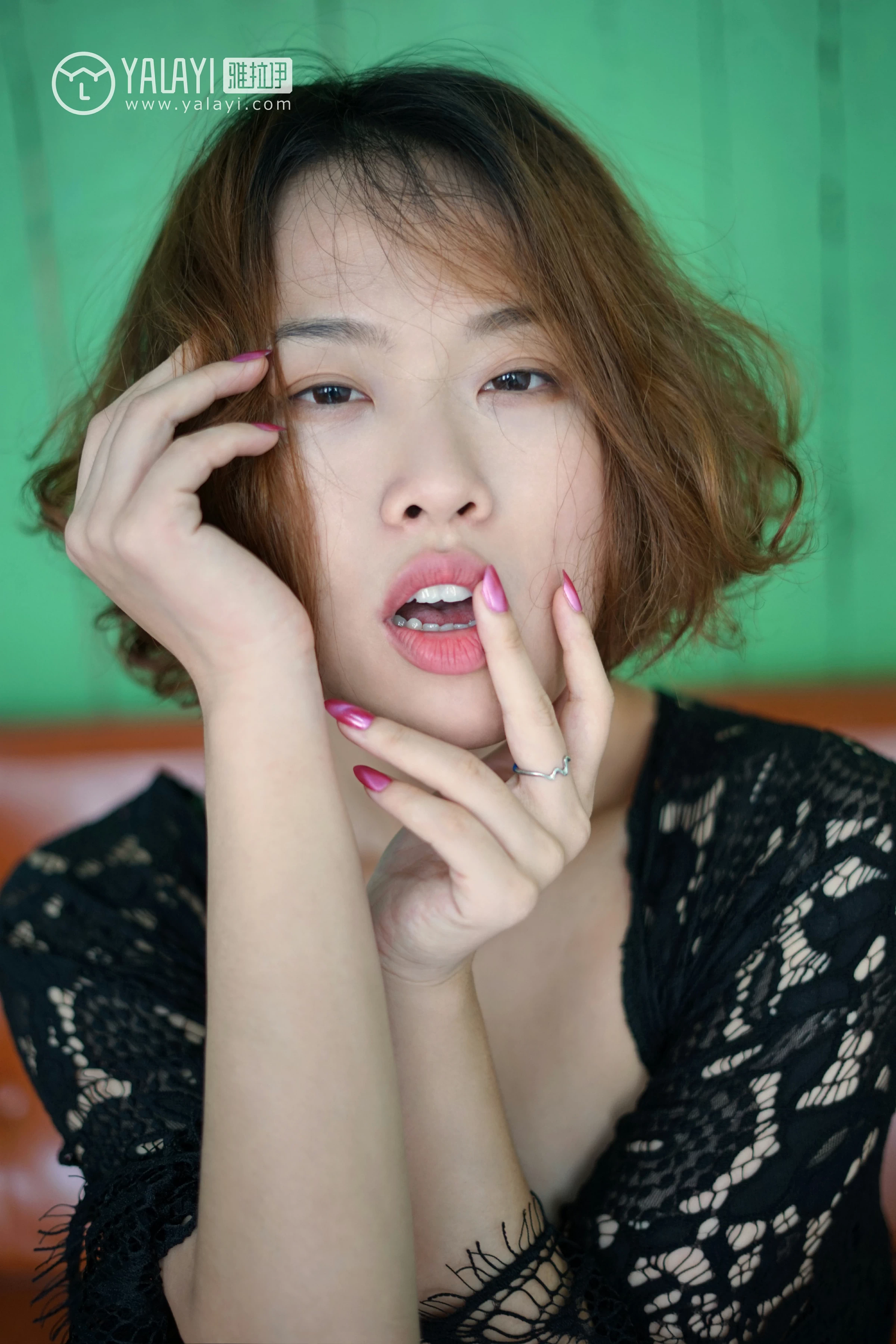[YALAYI雅拉伊]NO.078 任朝暮 泡芙 吊带连衣裙与黑色镂空睡衣加蕾丝内衣性感私房写真集第11张