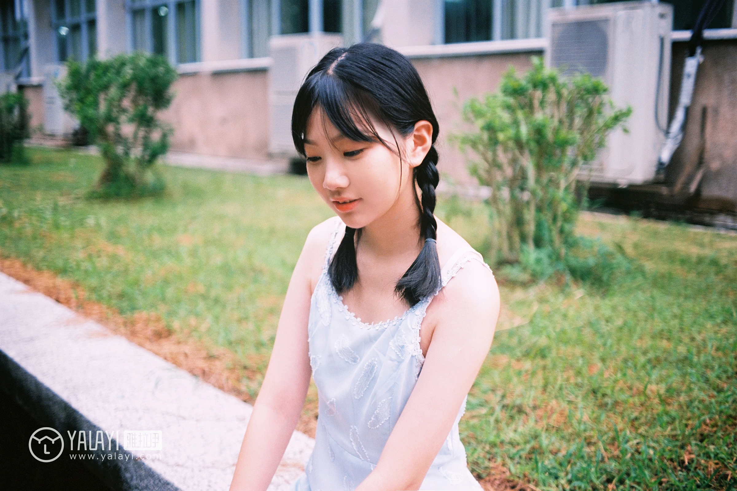 [YALAYI雅拉伊]NO.082 绿喜青花 Doubleyu 淡蓝色吊带连衣裙清纯可爱私房写真集第2张