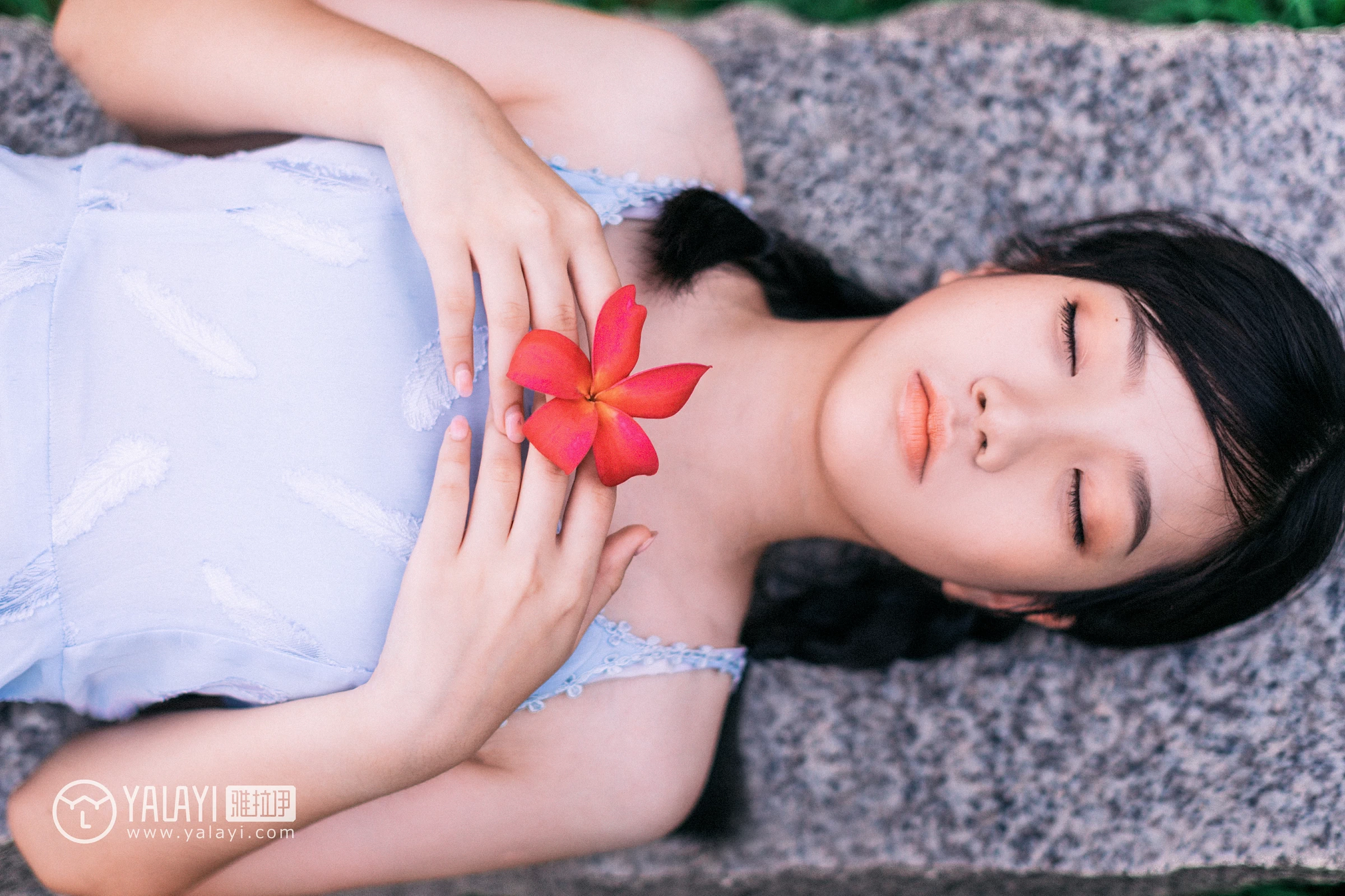 [YALAYI雅拉伊]NO.082 绿喜青花 Doubleyu 淡蓝色吊带连衣裙清纯可爱私房写真集第8张