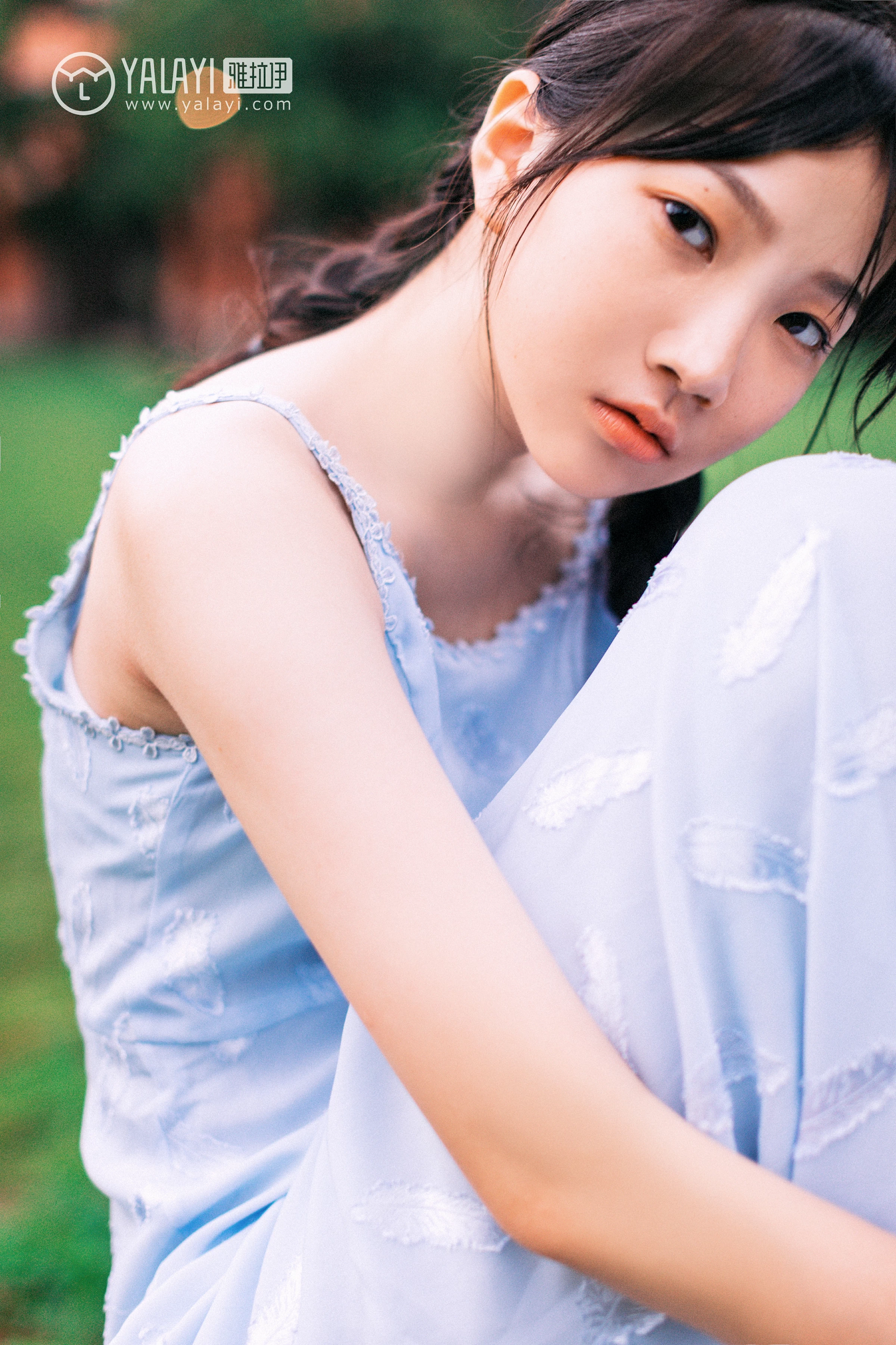 [YALAYI雅拉伊]NO.082 绿喜青花 Doubleyu 淡蓝色吊带连衣裙清纯可爱私房写真集第11张