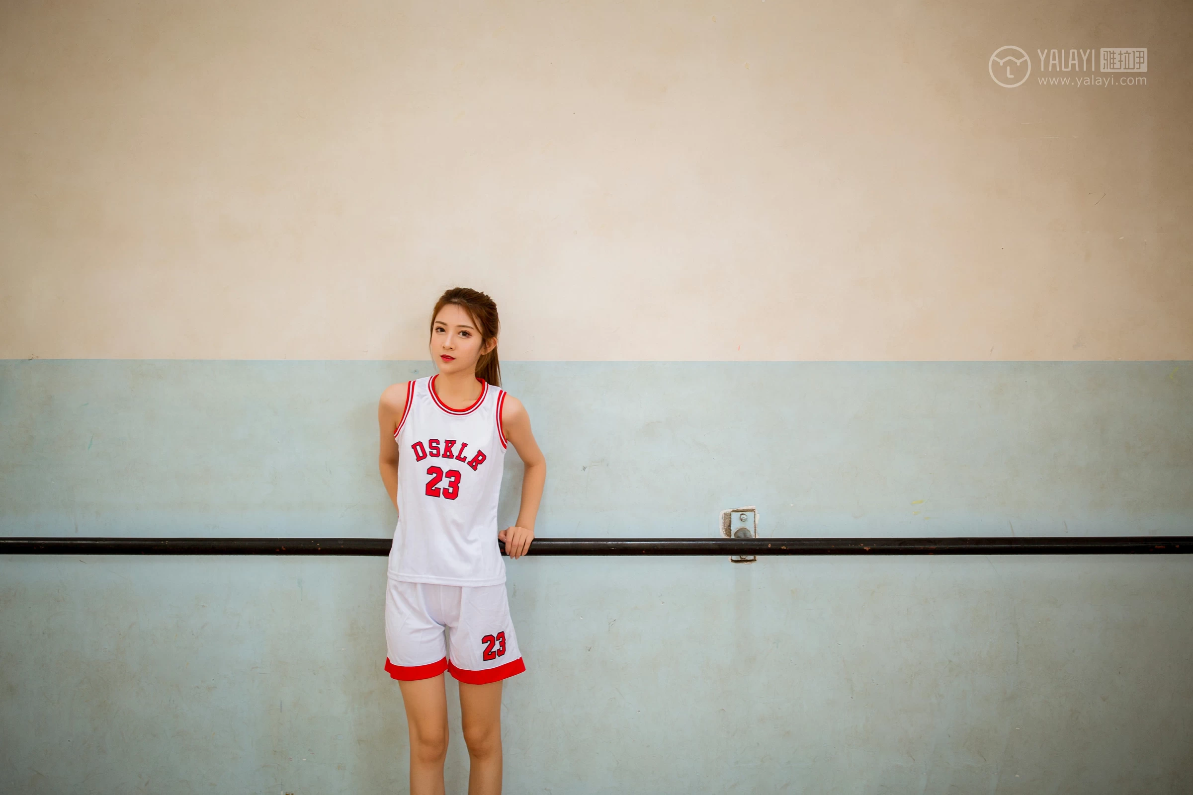 [YALAYI雅拉伊]NO.097 体育日 丸糯糯 白色运动背心加短裤性感私房写真集第4张