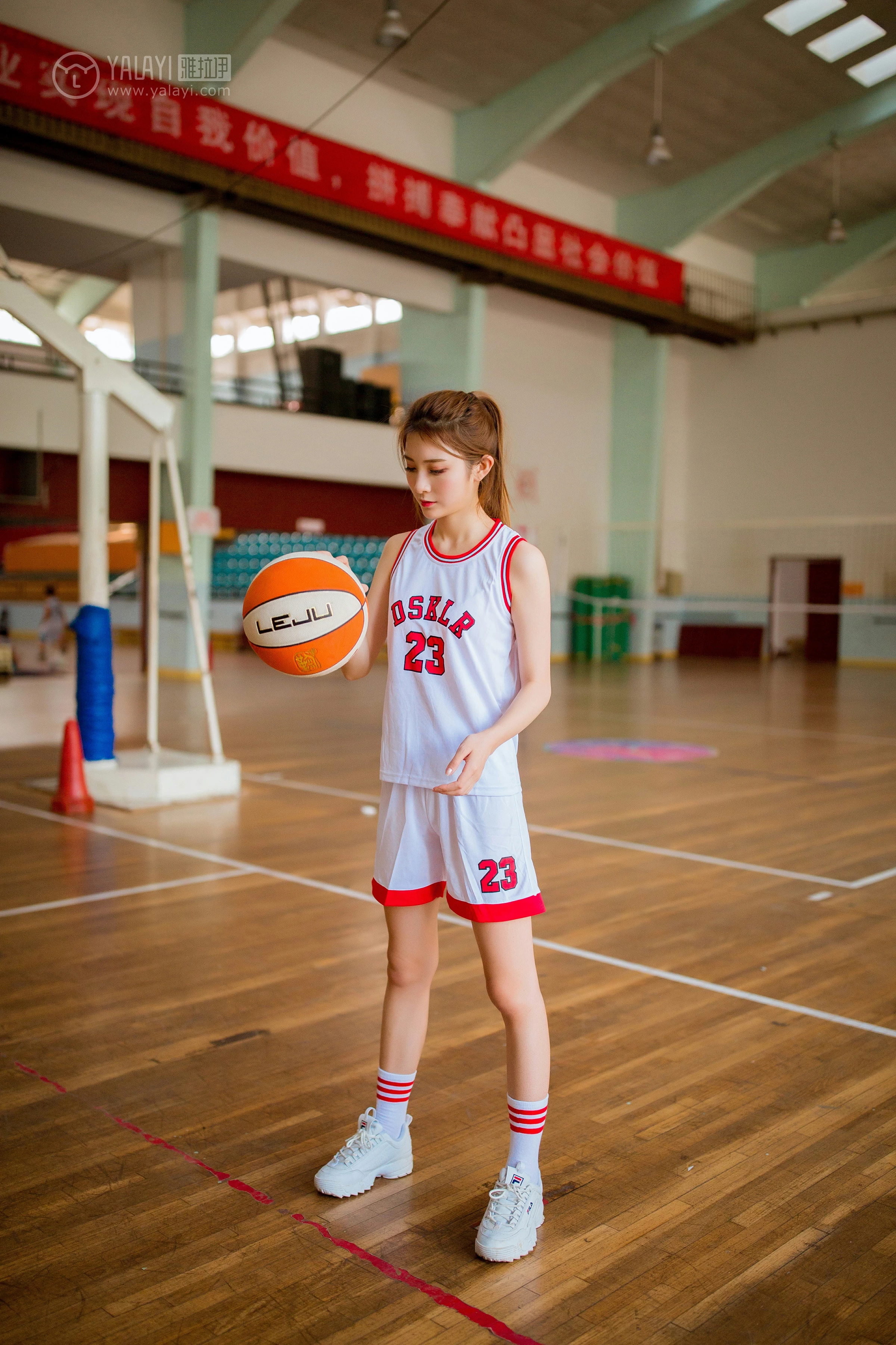 [YALAYI雅拉伊]NO.097 体育日 丸糯糯 白色运动背心加短裤性感私房写真集第12张