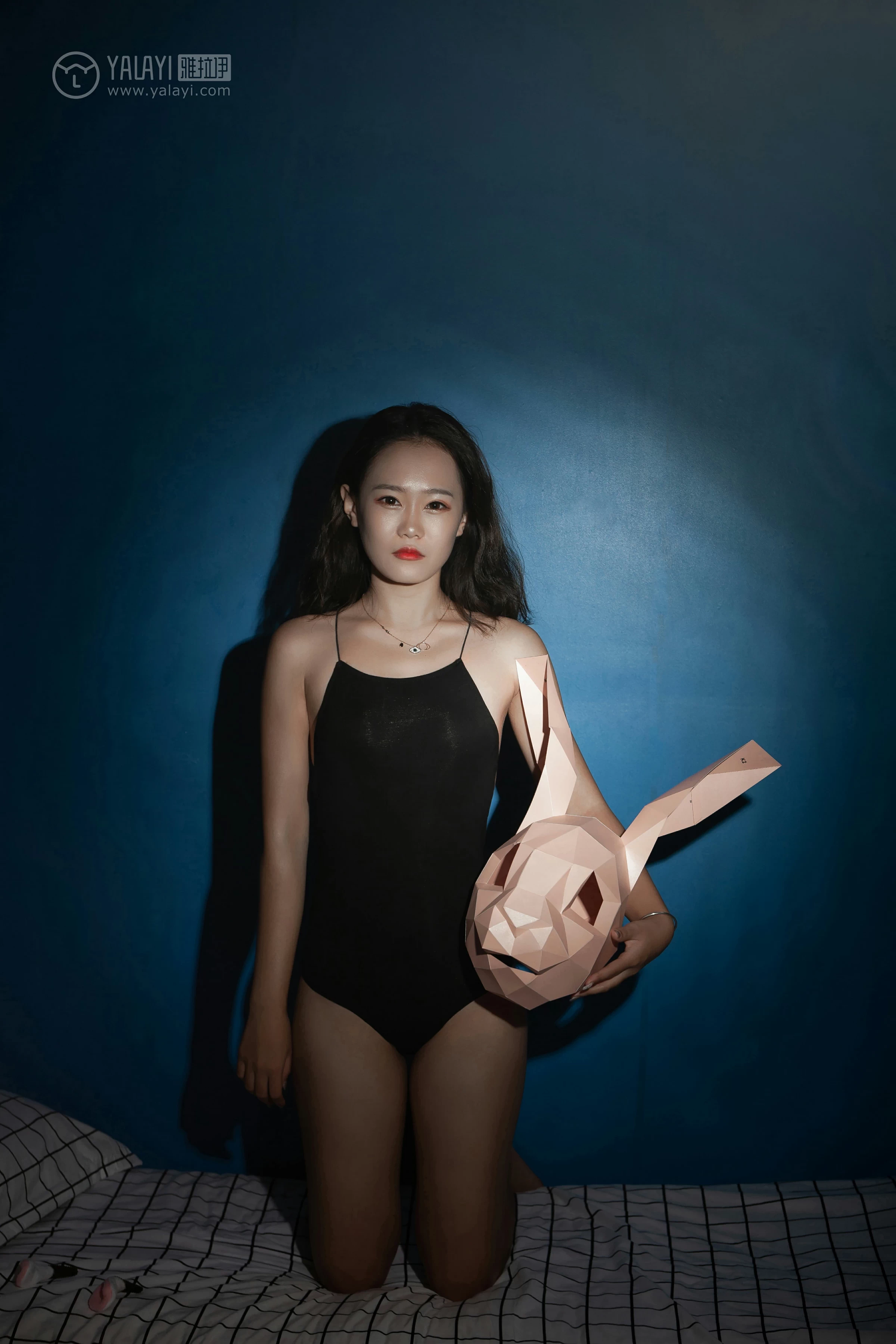 [YALAYI雅拉伊]NO.100 暗房 李晗 黑色吊带连体比基尼泳装性感私房写真集第4张
