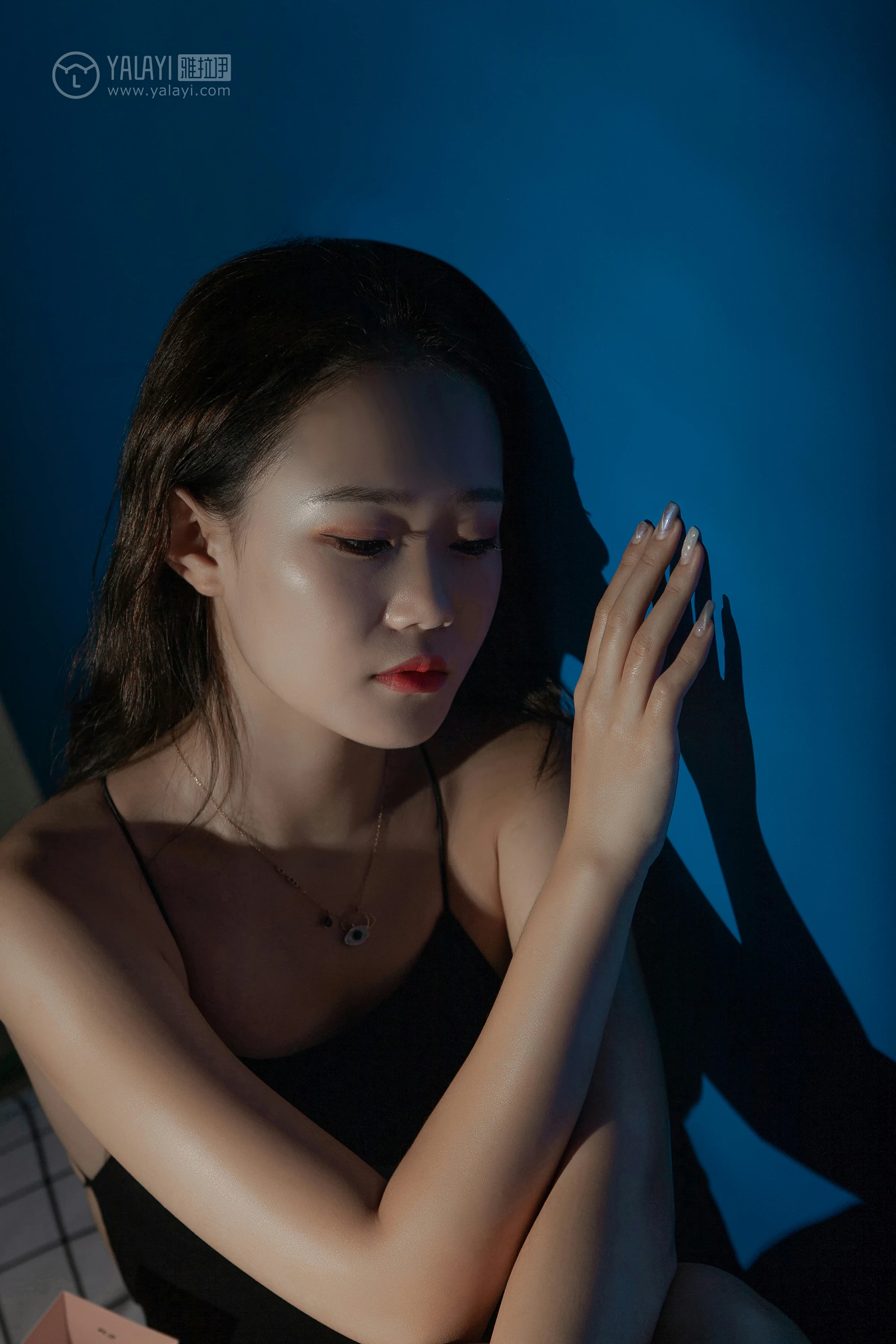 [YALAYI雅拉伊]NO.100 暗房 李晗 黑色吊带连体比基尼泳装性感私房写真集第5张