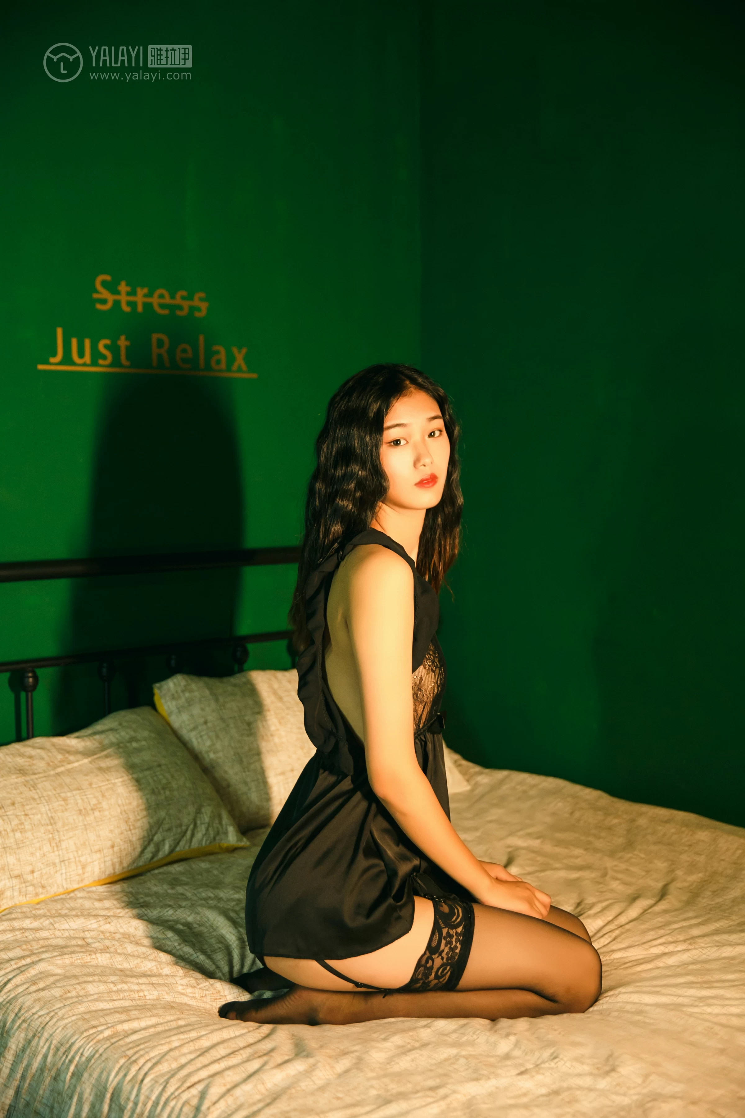 [YALAYI雅拉伊]NO.112 森系私房 和风 黑色睡衣裙与透视内衣加黑色丝袜美腿性感私房写真集第3张
