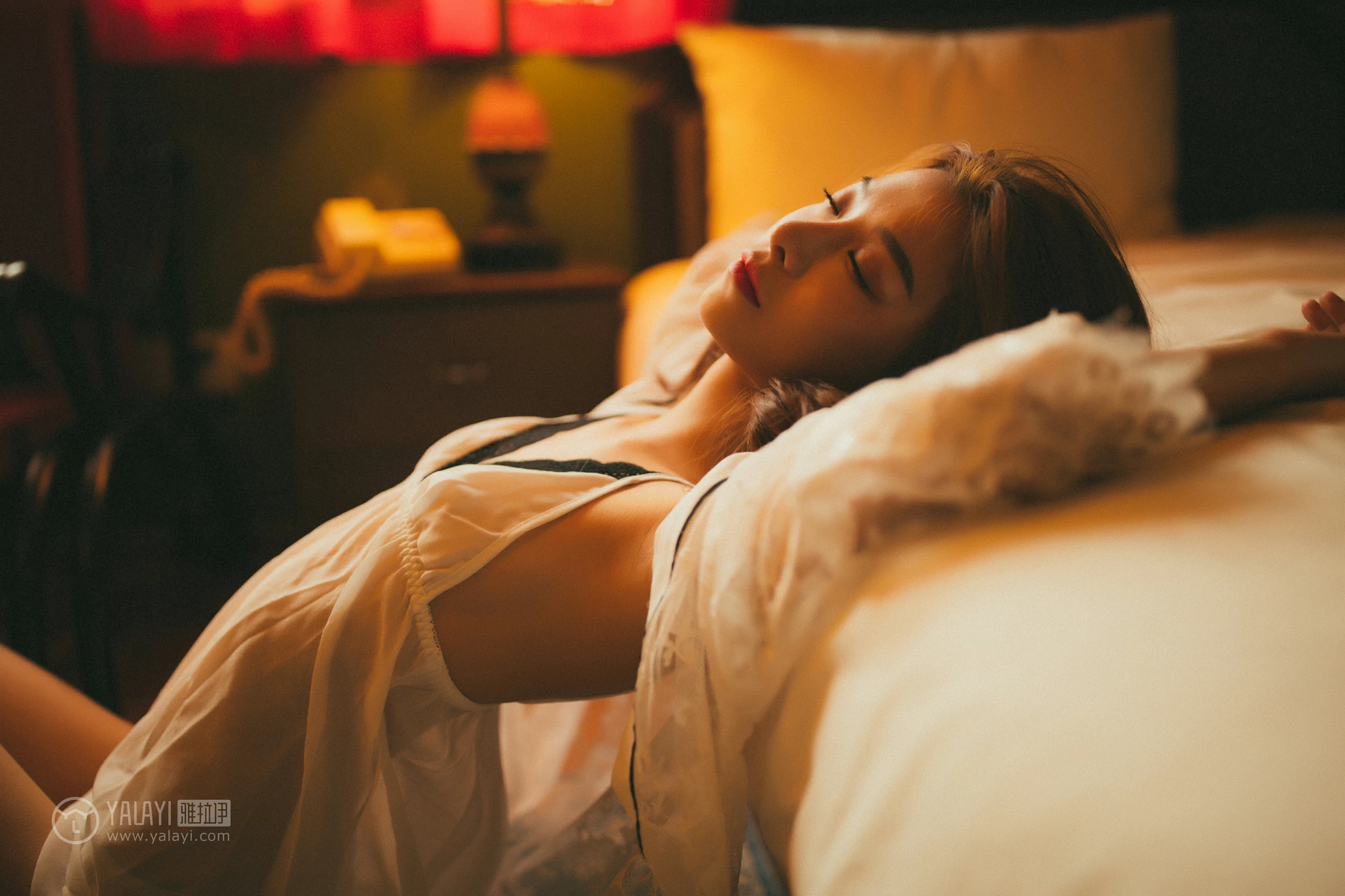 [YALAYI雅拉伊]NO.116 我在等你 倩微微 透视镂空睡衣加白色蕾丝情趣内衣性感私房写真集第14张