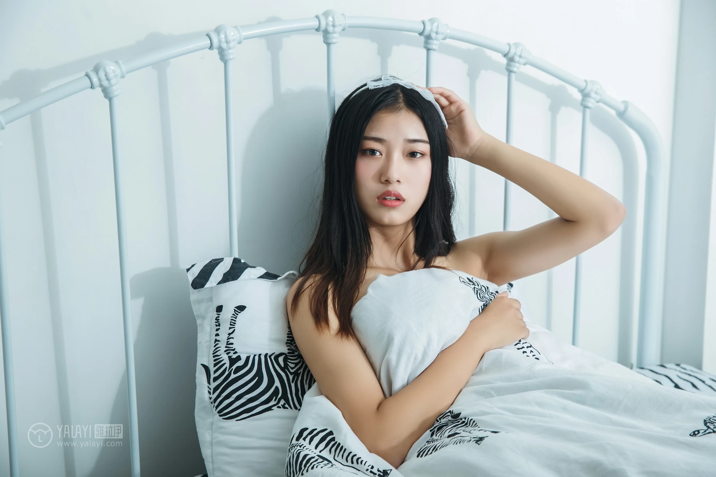 [YALAYI雅拉伊]NO.124 邻家小姐姐 和风 白色透视蕾丝内衣加情趣渔网袜性感私房写真集第15张