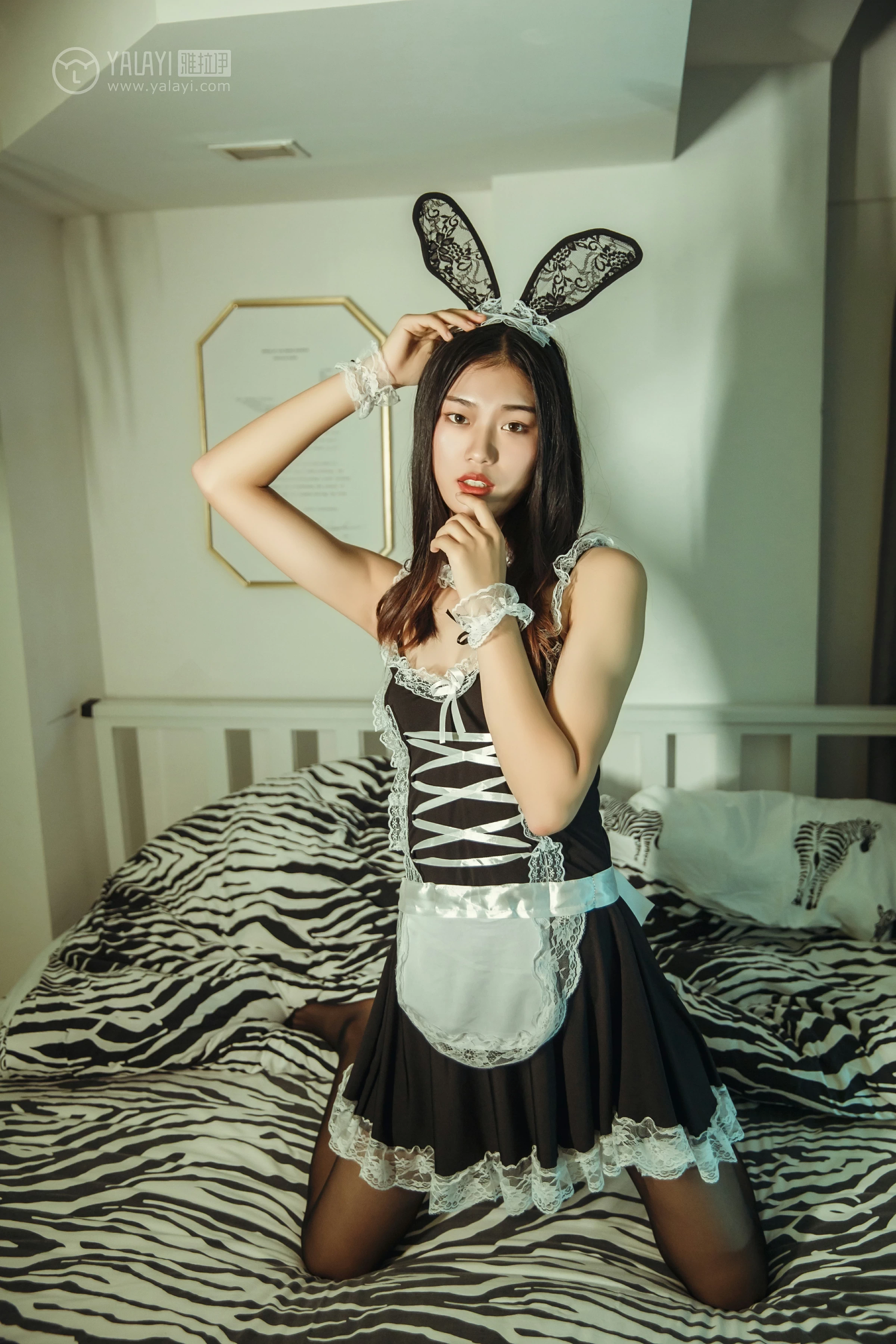 [YALAYI雅拉伊]NO.125 兔儿御姐 和风 性感女仆制服加白色情趣渔网袜私房写真集第4张